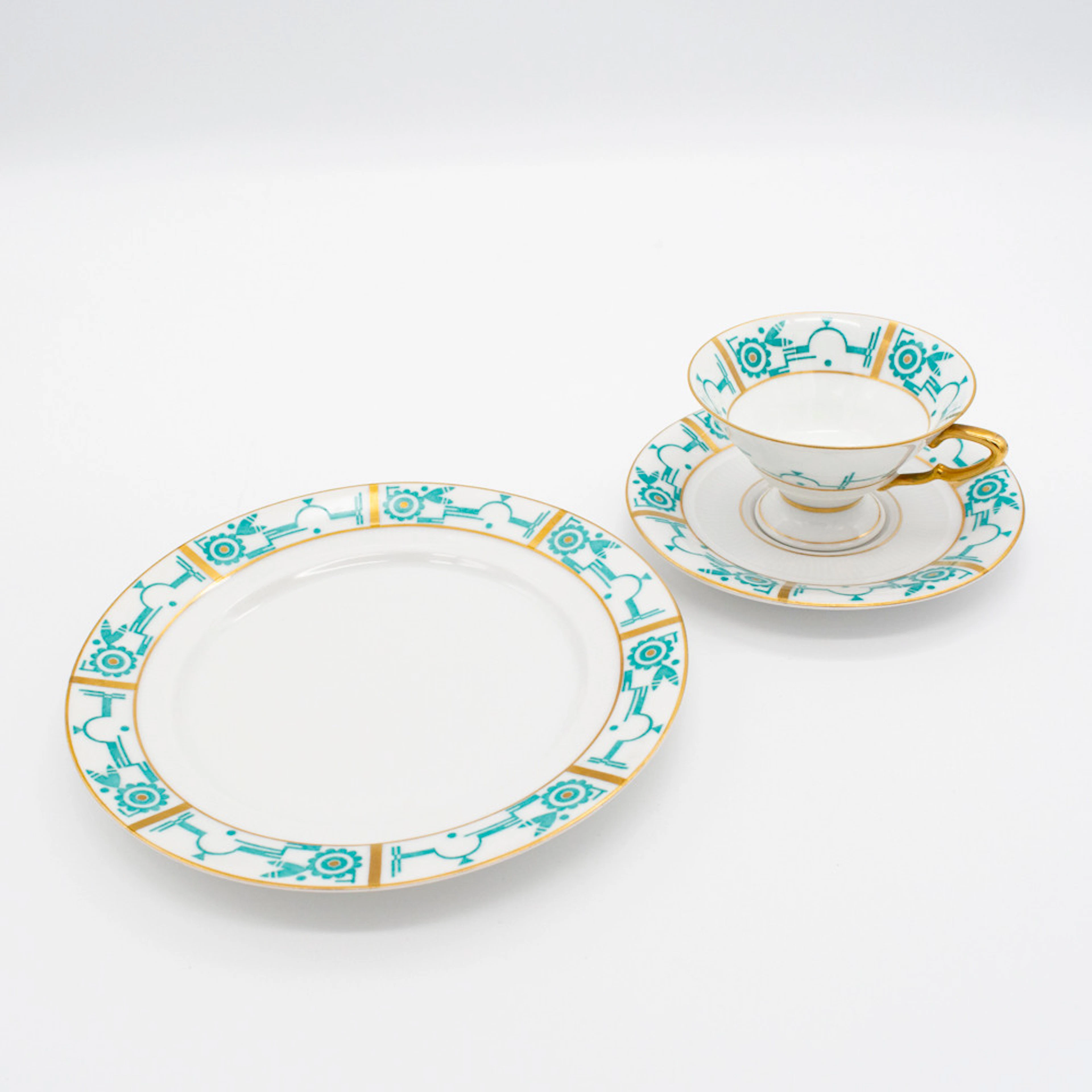 EIN TELLER UND EINE TASSE MIT UNTERTASSE AUS PORZELLAN VON ZEH SCHERZER