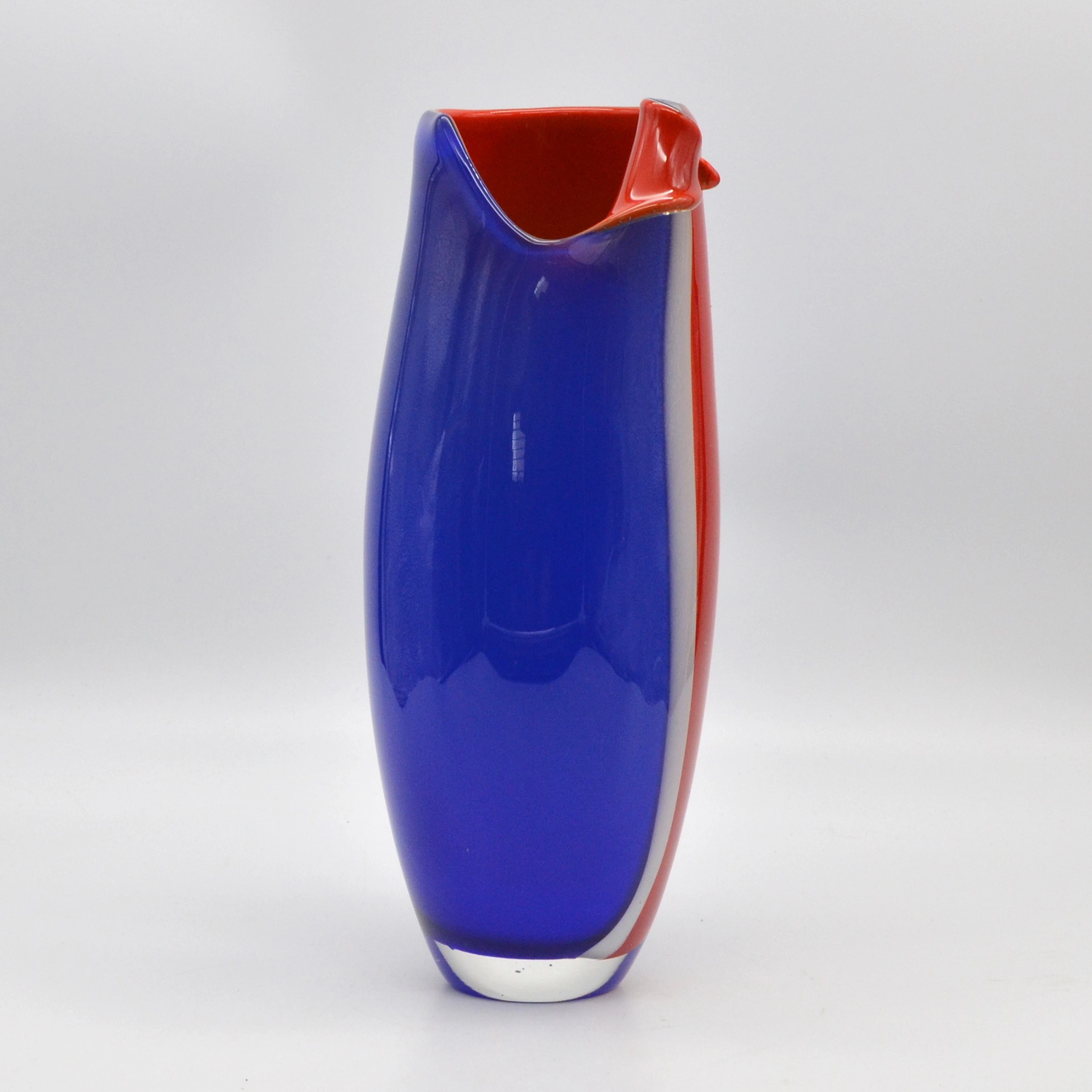PETR HORA (1949). GROßE DESIGNERVASE AUS GLAS, BLAU-WEISS-ROT, MEHRFACHES