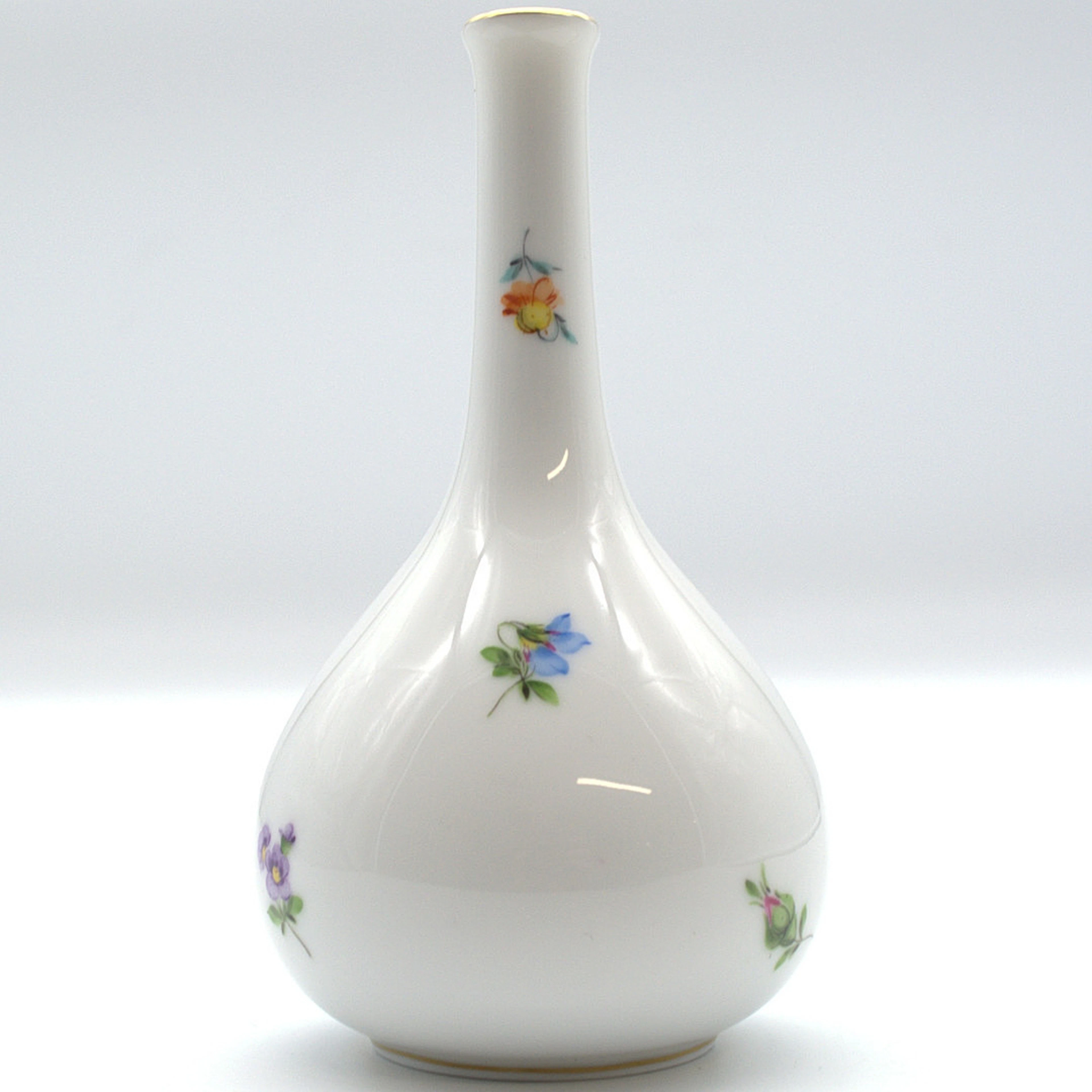 HEREND. PORZELLAN VASE HANDBEMALT, MIT BLUMENMOTIVEN UND GOLDRAND