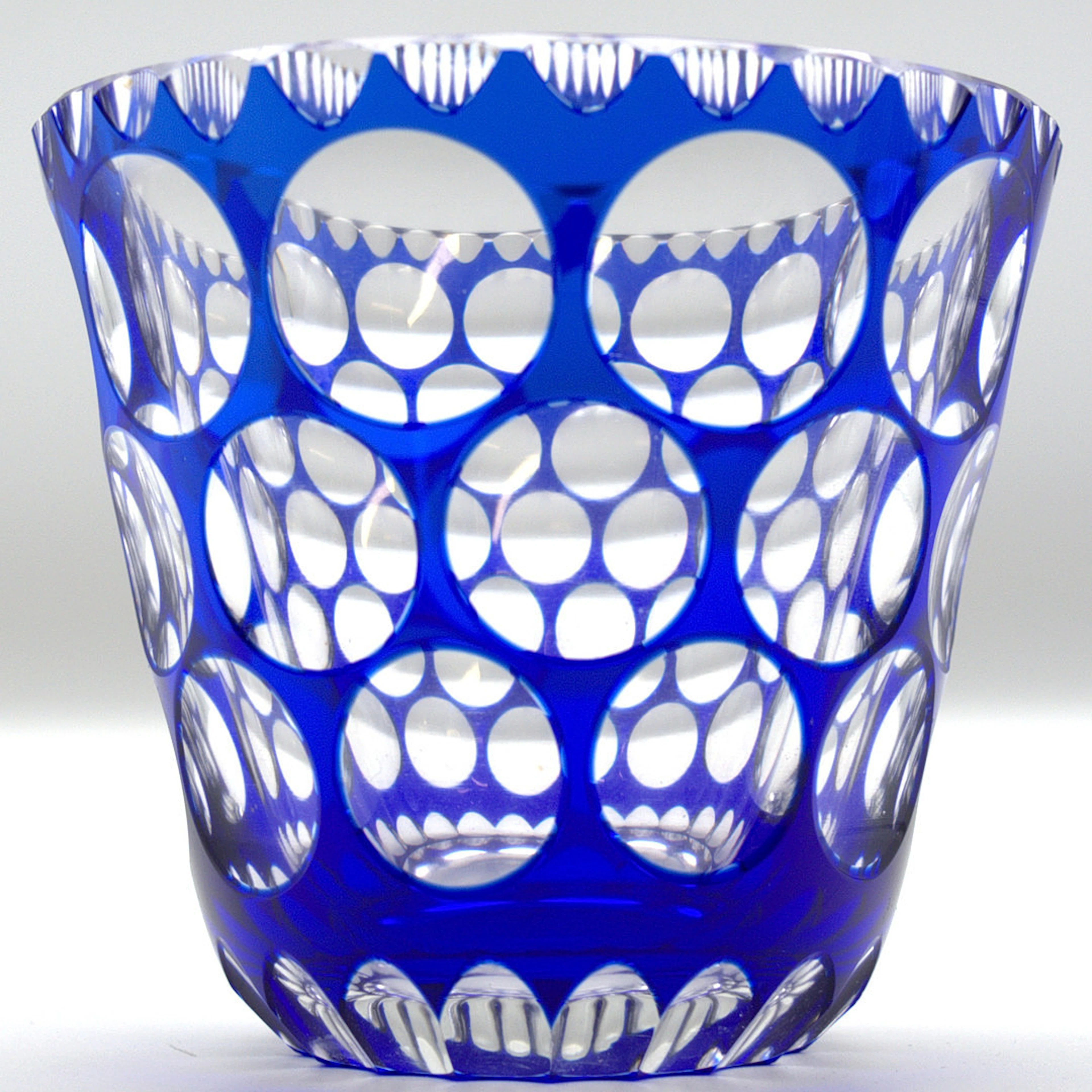 GLAS VON CARL ROTTER, LÜBECK, KRISTALLGLAS, BLAUES UND KLARES GLAS.