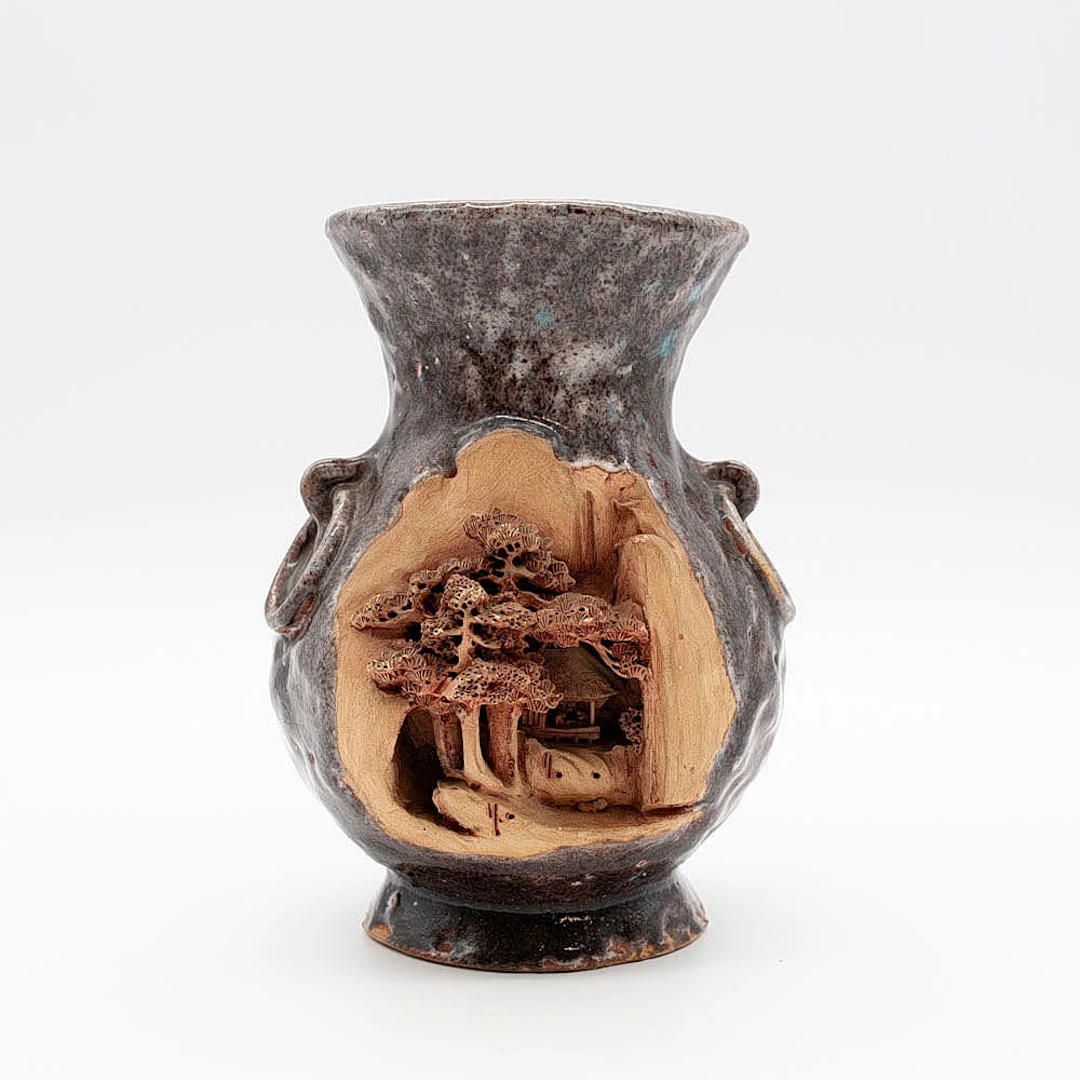 CHINESISCHE VASE MIT DURCHBROCHENER SCHNITZEREI VON KIEFERN UND HOFDEKOR
