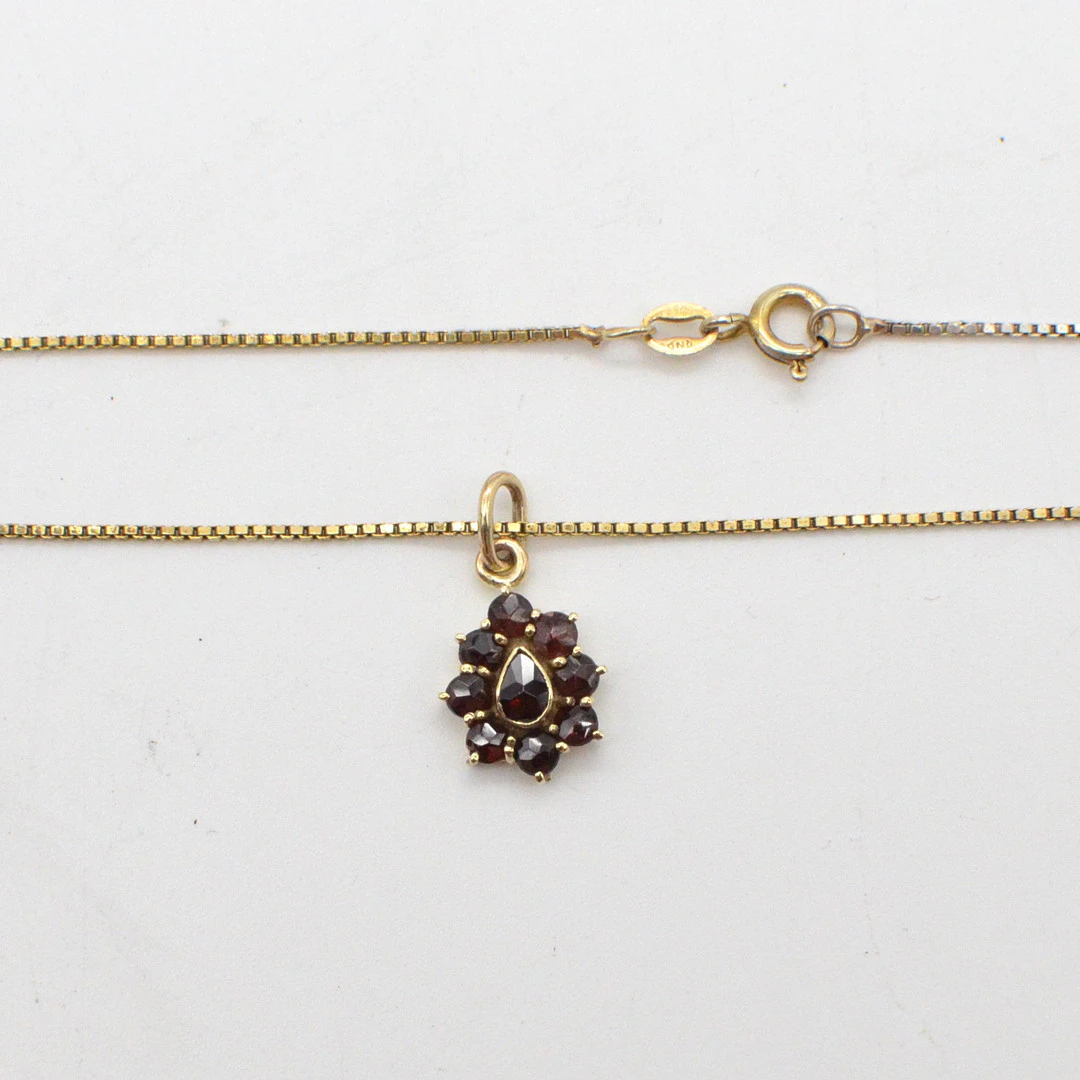 DESIGNERCOLLIER MIT ALMANDIN-ANHÄNGER, FASSUNG UND VENEZIANER KETTE