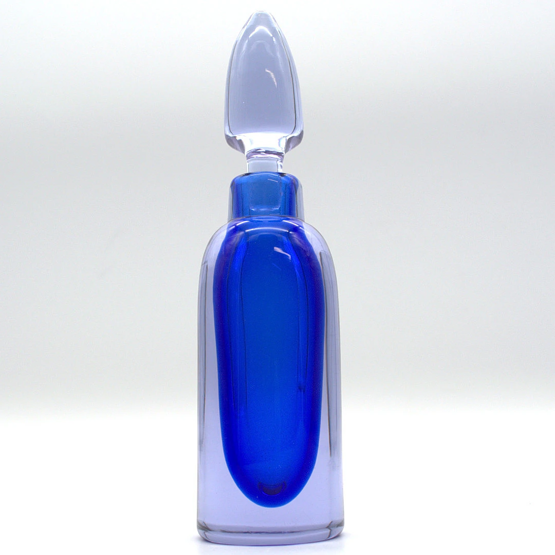 FLAVIO POLI. MURANO-FLACON BLAU SOMMERSO, ITALIEN, UM 1950. CA. 19 CM.