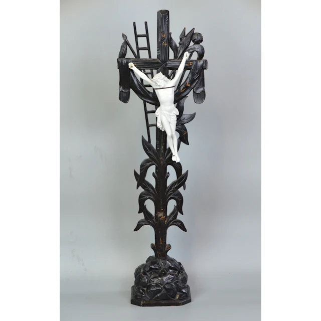 ARMA-CHRISTI-STANDKREUZ AUS DEM 19. JAHRHUNDERT, BISKUITPORZELLAN