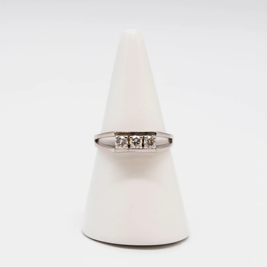 HARRY LORANGE. DESIGNERRING AUS 14 KARAT WEISSGOLD MIT DREI BRILLANTEN