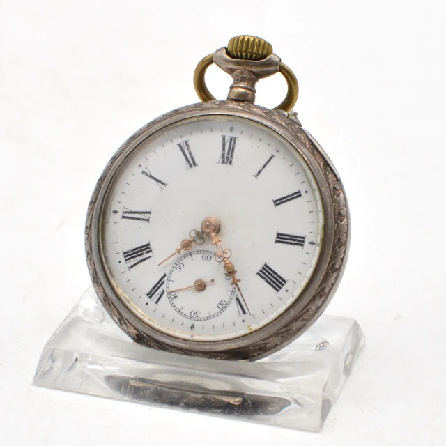 ANTIKE TASCHENUHR, HANDAUFZUG, GRAVIERTES GEHÄUSE AUS 800er SILBER
