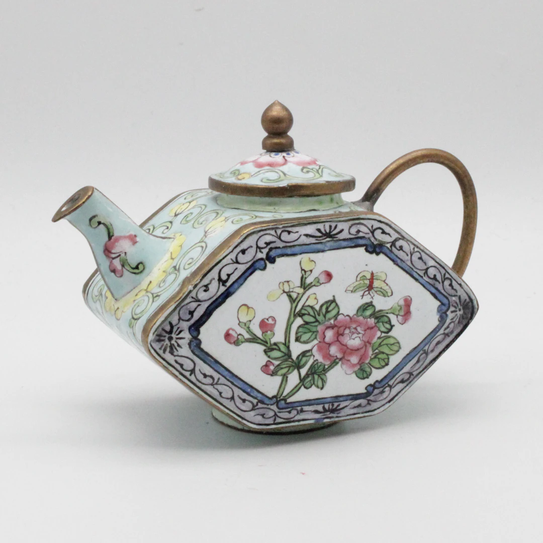 CHINESISCHE EMAILLE-TEEKANNE MIT FLORALEM DEKOR, UM 1900.