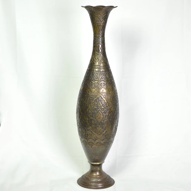 GROSSE MESSINGVASE MIT ARABESKEN ORNAMENTEN UND SZENEN SÜDWESTCHINESISCHER