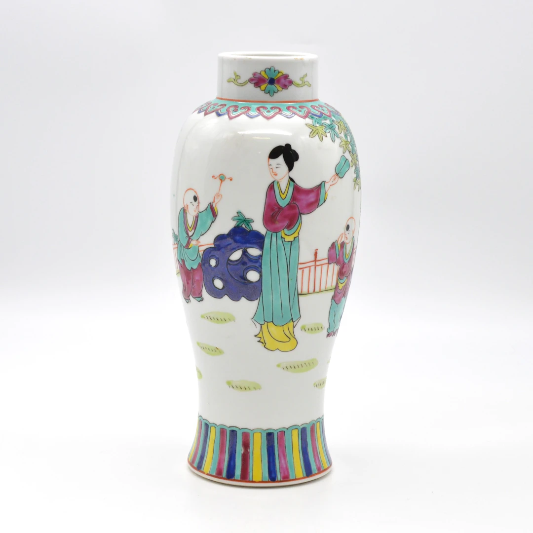 CHINESISCHE VASE, PORZELLAN, FAMILLE ROSE, KINDER SPIELEN IM GARTEN