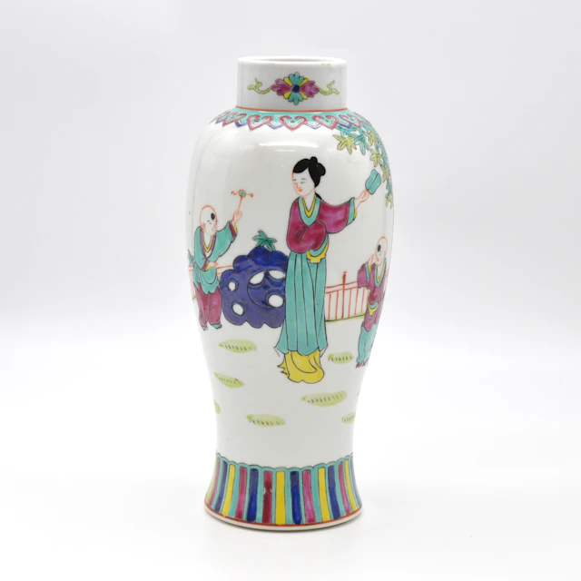 CHINESISCHE VASE, PORZELLAN, FAMILLE ROSE, KINDER SPIELEN IM GARTEN