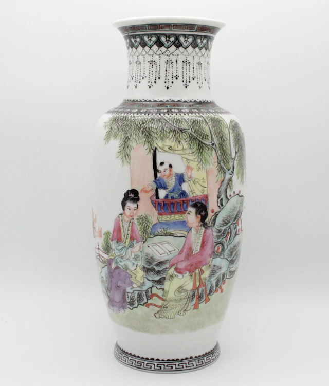 CHINESISCHE FAMILLE ROSE PORZELLANVASE MIT FIGUREN- UND GARTENSZENE