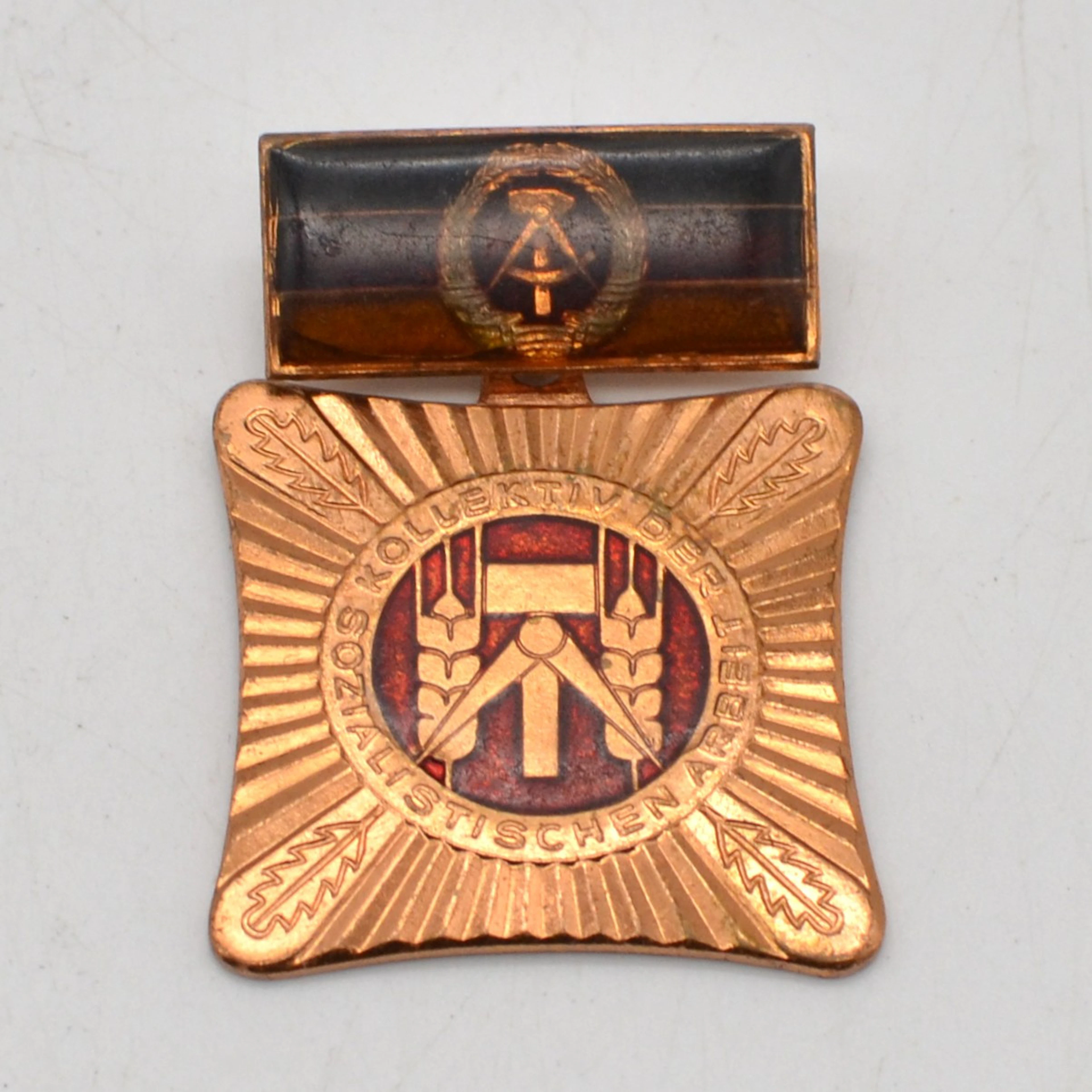 DDR ABZEICHEN-BROSCHE, AB 1966, KOLLEKTIV DER SOZIALISTISCHEN ARBEIT