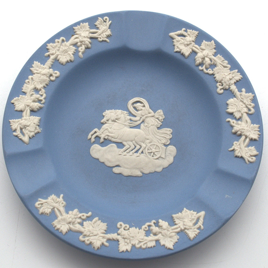 WEDGWOOD. JASPERWARE KERAMIK-SCHALE BLAU MIT RELIEFDEKOR.