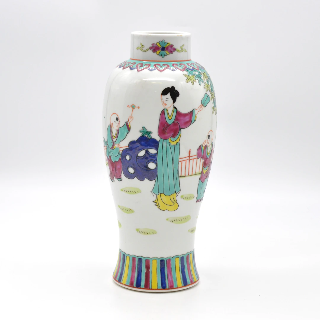 CHINESISCHE VASE, PORZELLAN, FAMILLE ROSE, KINDER SPIELEN IM GARTEN