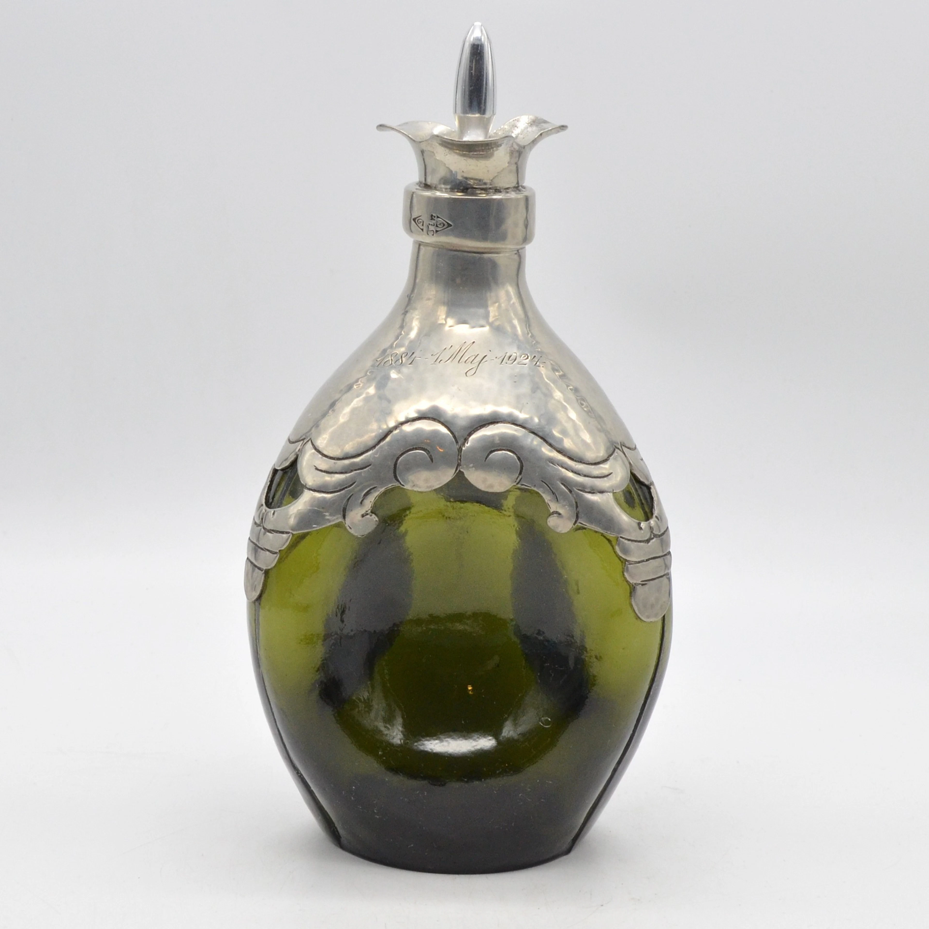 ART DECO KARAFFE MIT STÖPSEL, ZINN AUF GLAS, DESIGNER, HANDGEMACHT