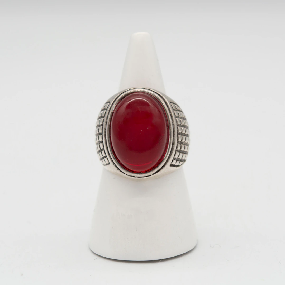 RING AUS 925ER STERLINGSILBER MIT EINEM GROSSEN ROTEN GLASFARBSTEIN CABOCHON.