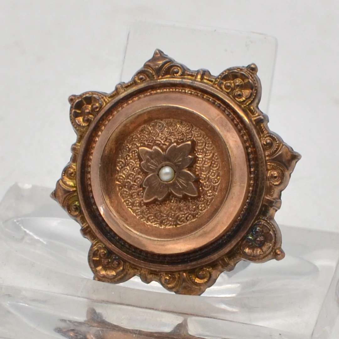 BIEDERMEIER SCHAUMGOLD BROSCHE, KLEINE FLUSSPERLE, SPÄTES 19. JAHRHUNDERT.
