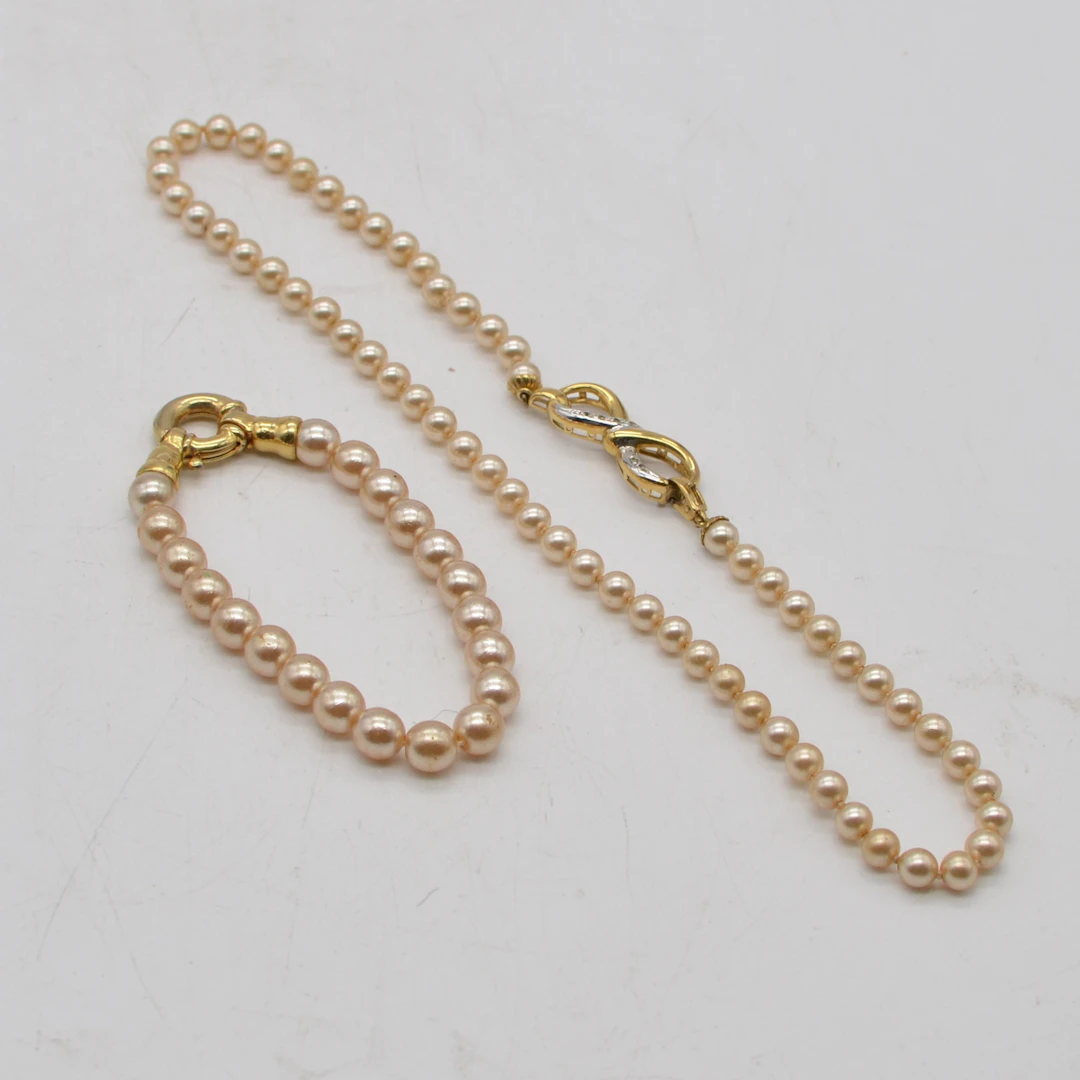 MODESCHMUCK KONVOLUT, IMITATIONSPERLEN ARMBAND UND HALSKETTE, UM 2000.