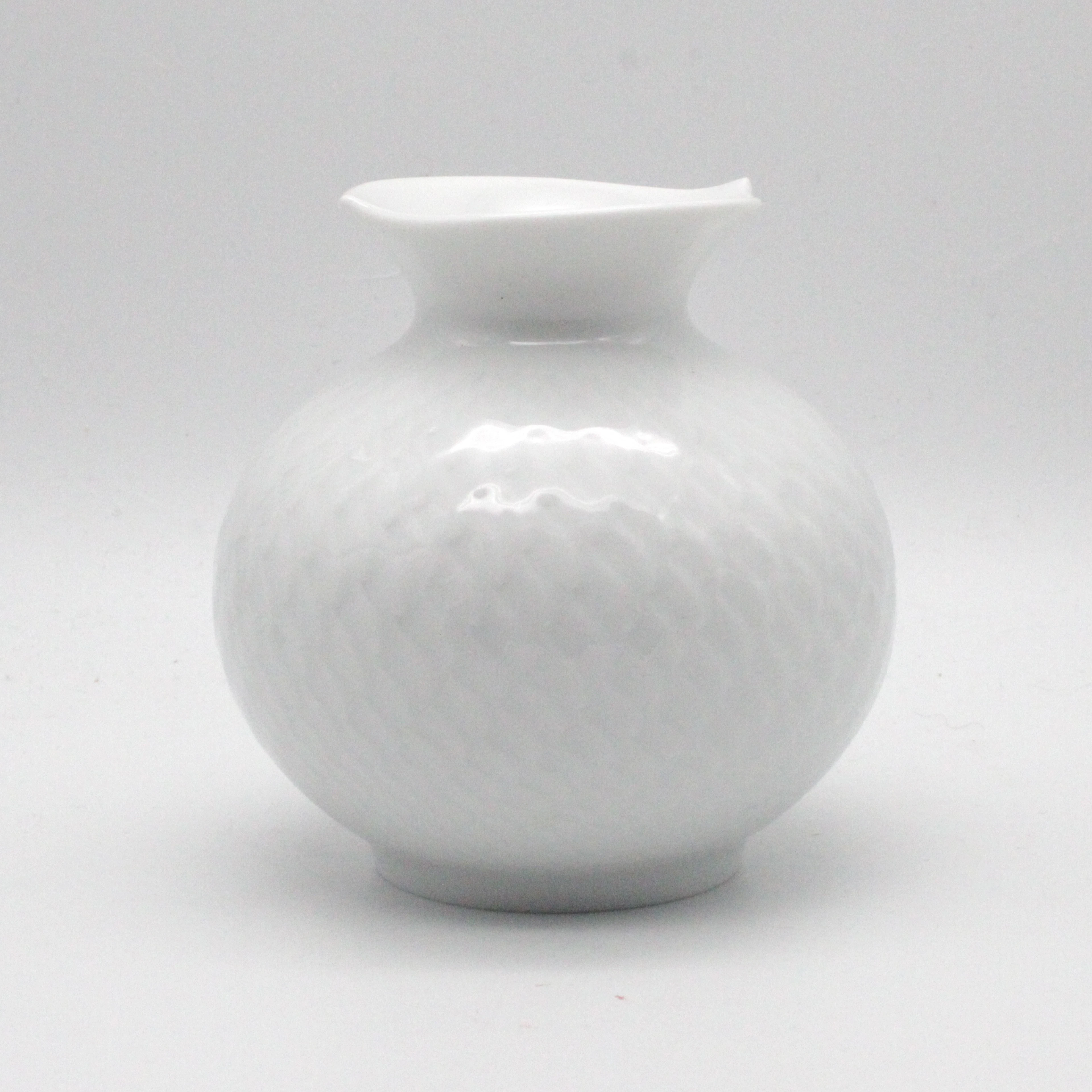 MEISSEN VASE MIT RELIEF, FORM "WELLENSPIEL RELIEF", WEISS, H 9 CM