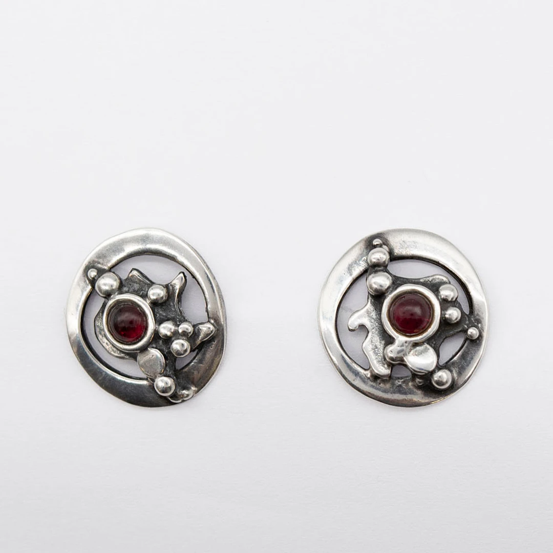 VALDRES SOLVSMIE. EIN PAAR DESIGNEROHRSTECKER, STERLINGSILBER, ALMANDIN-CABOCHON