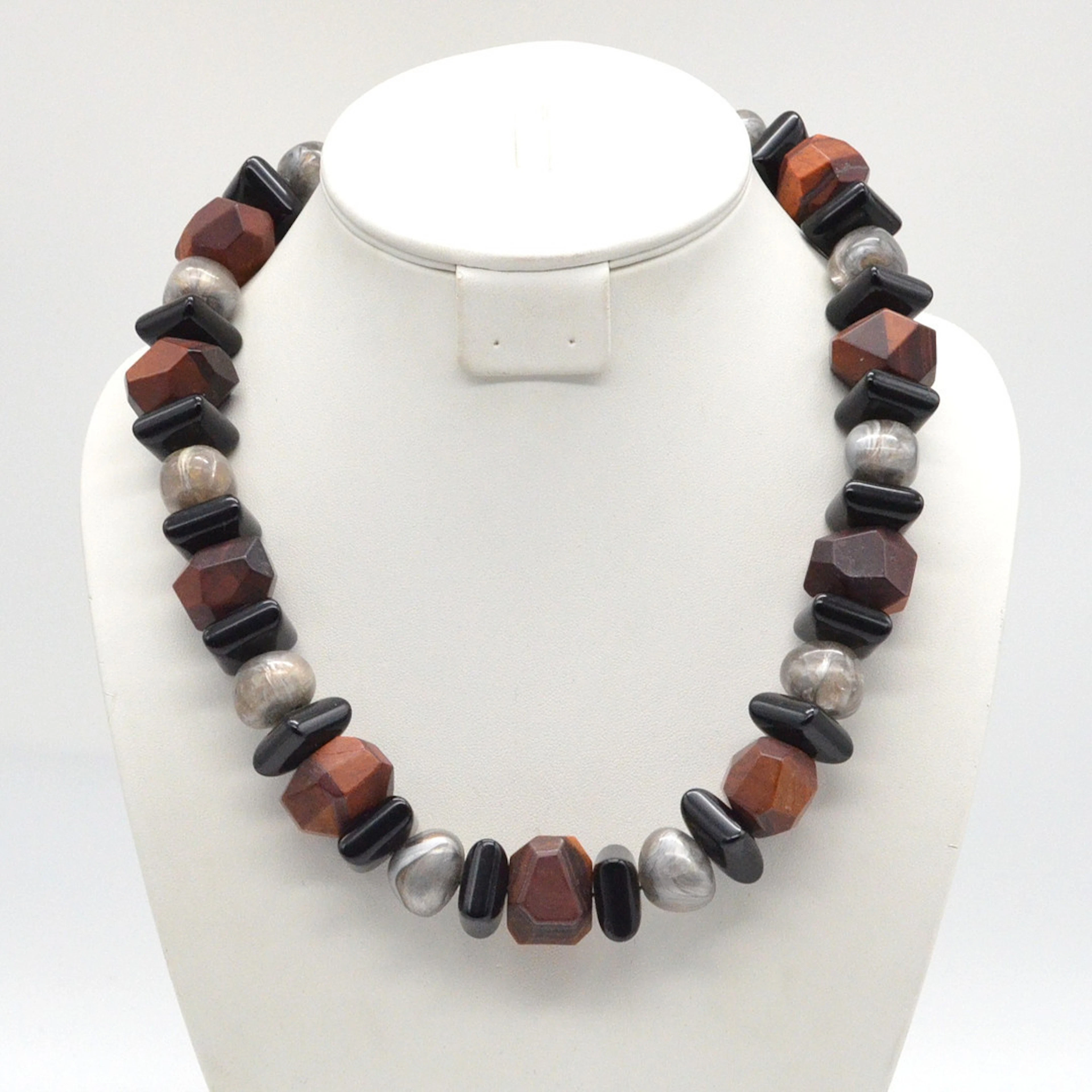 DESIGNERCOLLIER AUS ACRYLAT UND (MATTIERTEM) TIGERAUGE, GALVANISIERTER