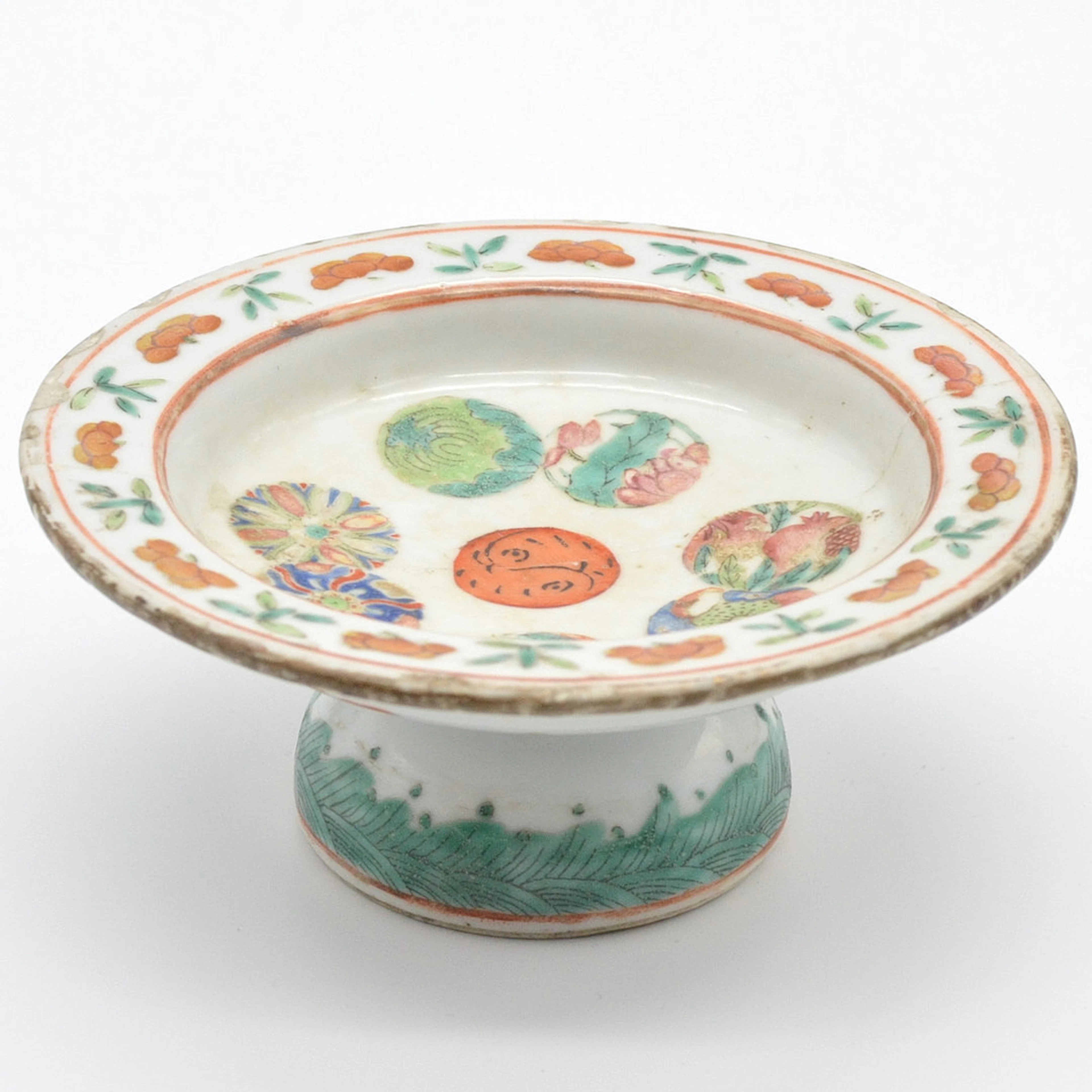CHINESISCHE FUSSSCHALE, PORZELLAN, FAMILLE VERTE, FRUCHT- UND BLUMENDEKOR