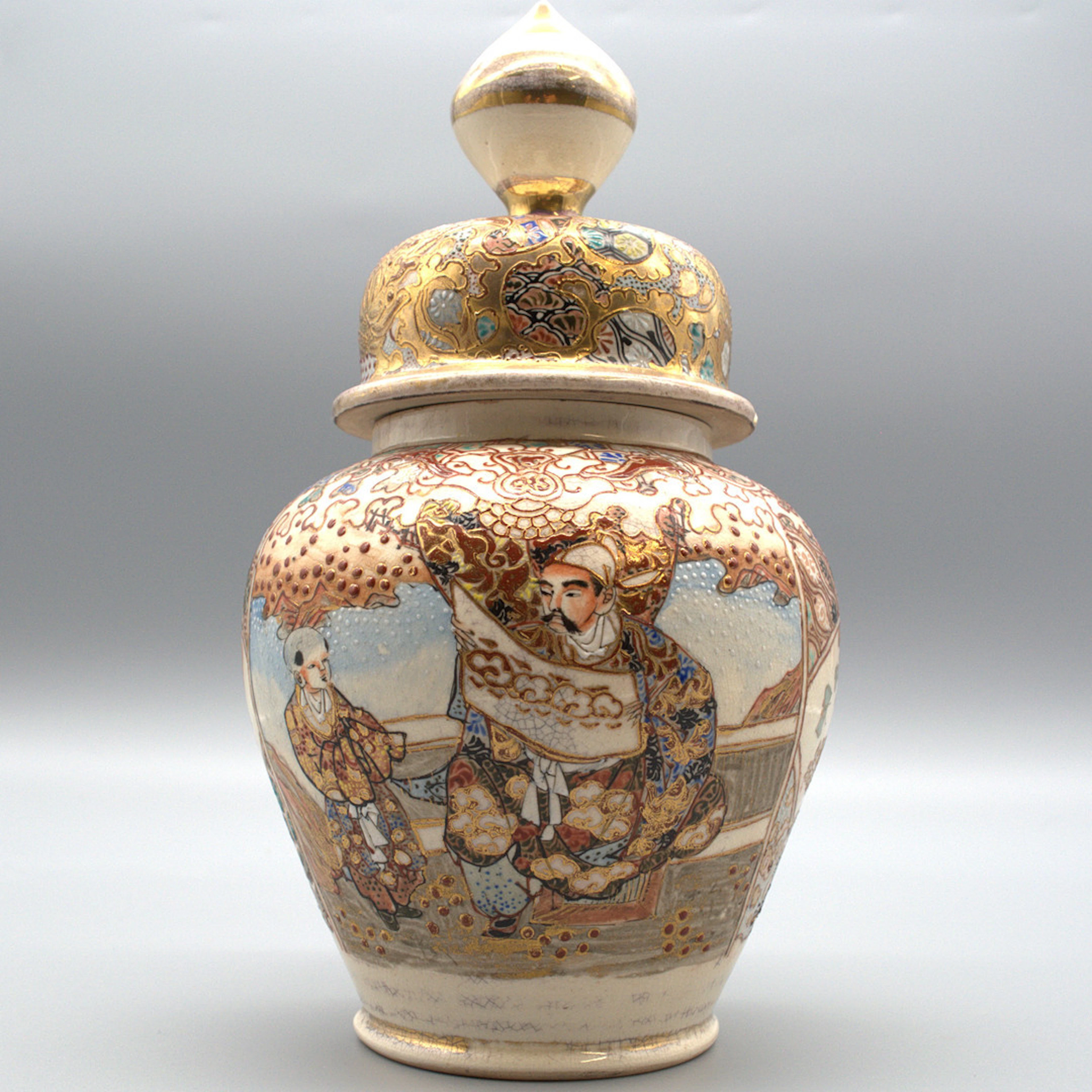 ANTIKE JAPANISCHE KUTANI-VASE MIT DECKEL, MEIJI–TAISHŌ ZEIT, KINRANDE