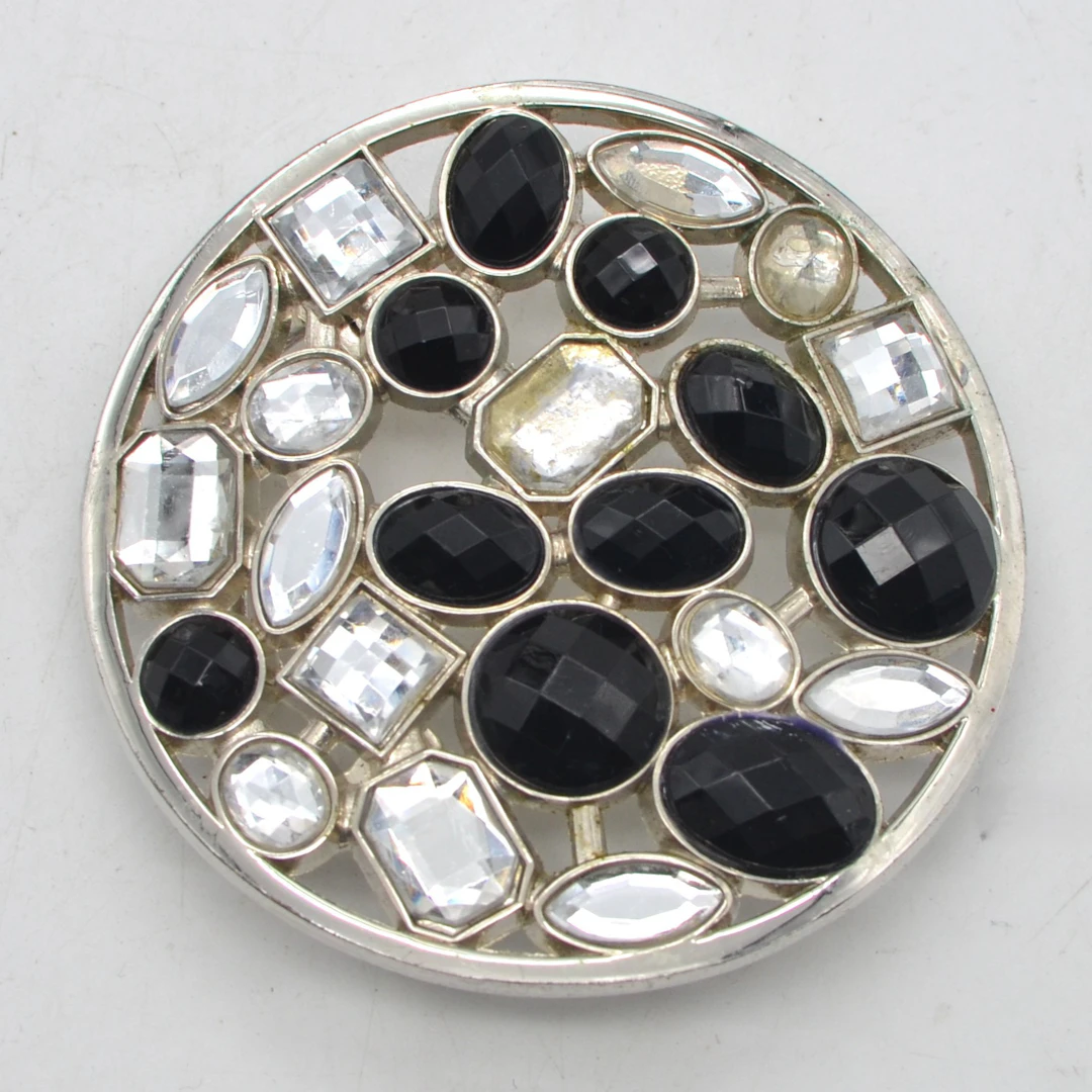 RUNDE GÜRTELSCHNALLE, FACETTIERTE GLASSTEINE, VERSILBERTE FASSUNG, UM 2000ER.