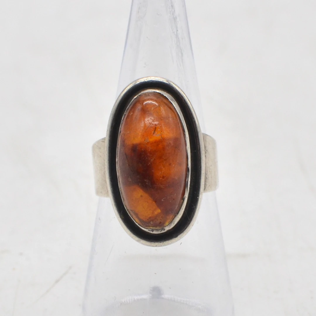 CARL OVE FRYDENSBERG. DESIGNERRING STERLINGSILBER UND BERNSTEIN, DENMARK