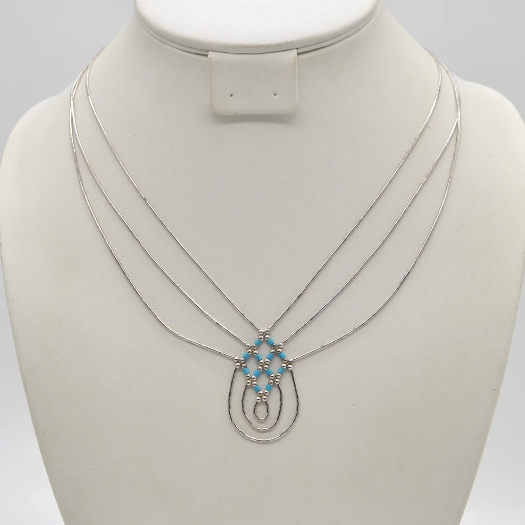 COLLIER MIT TÜRKISFARBENE TRENNPERLEN, STERLINGSILBER, IN STRUKTUR