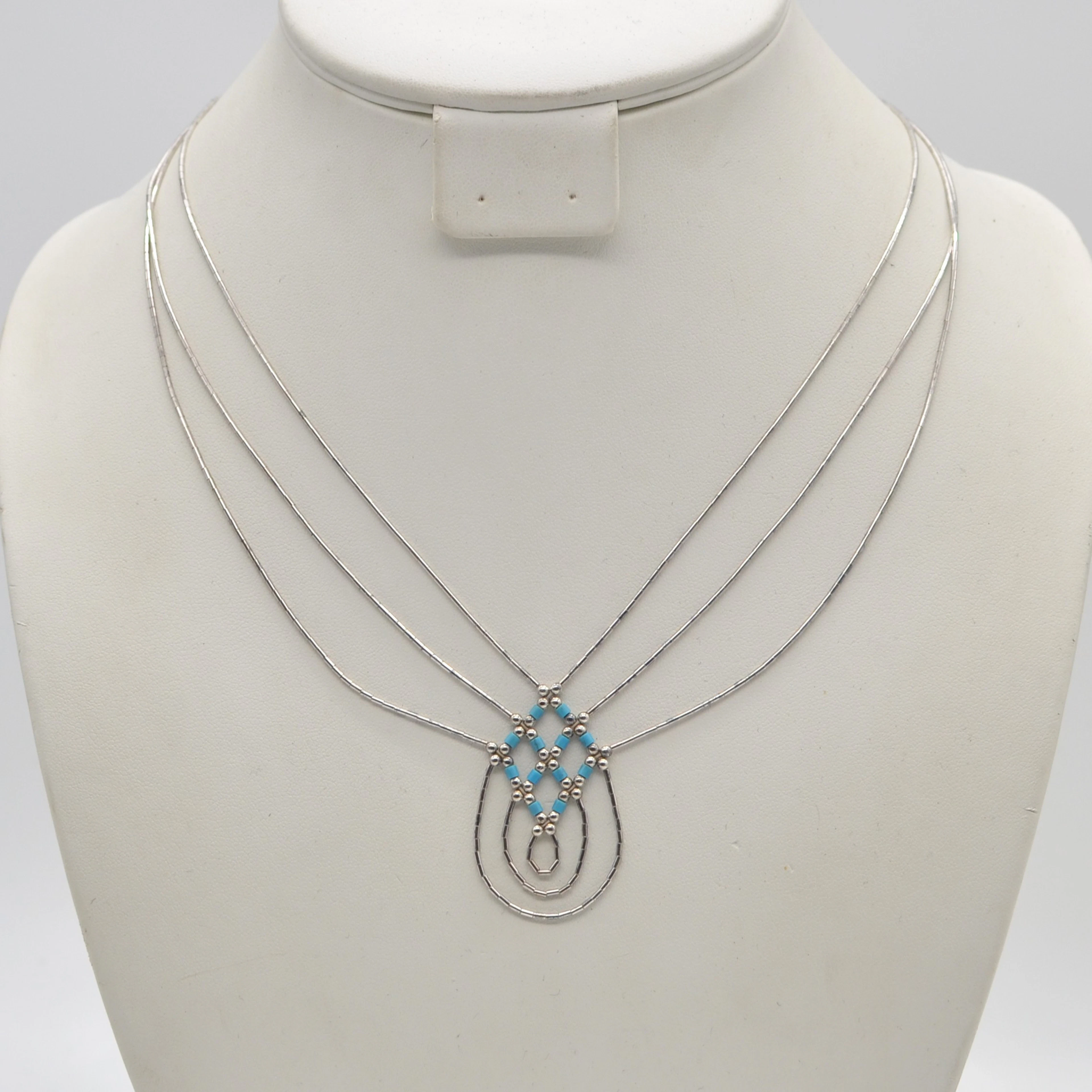 COLLIER MIT TÜRKISFARBENE TRENNPERLEN, STERLINGSILBER, IN STRUKTUR