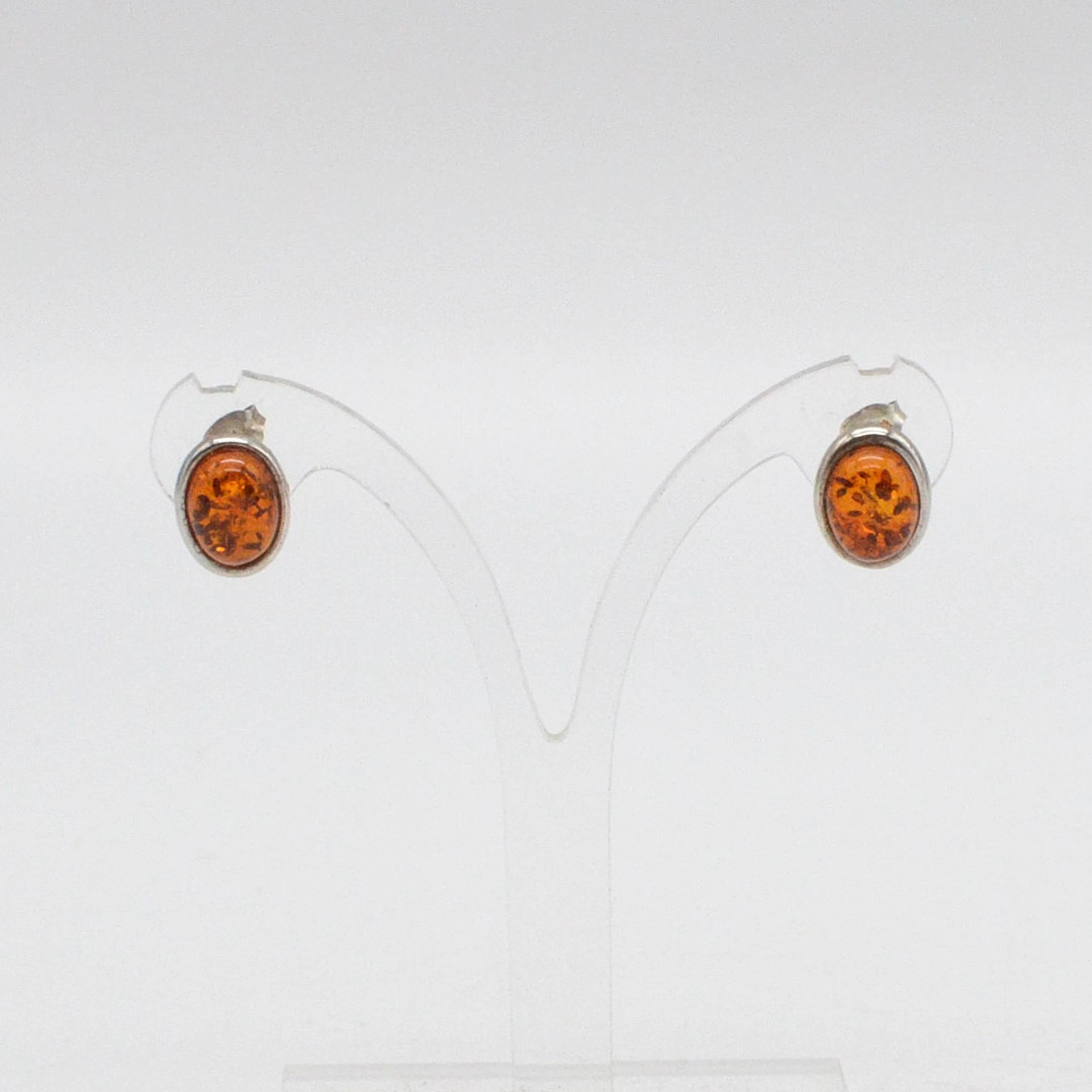 DAVID SIGAL. DESIGNER OHRSTECKER MIT BERNSTEIN CABOCHON (MIT BLATTEINSCHLÜSSE)