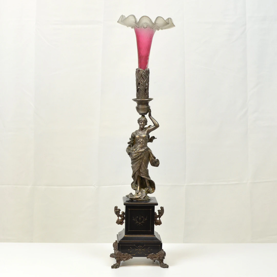 ANTIKER FIGÜRLICHER TAFELAUFSATZ MIT GLASEINSATZ, "DEMETER", FRANKREICH