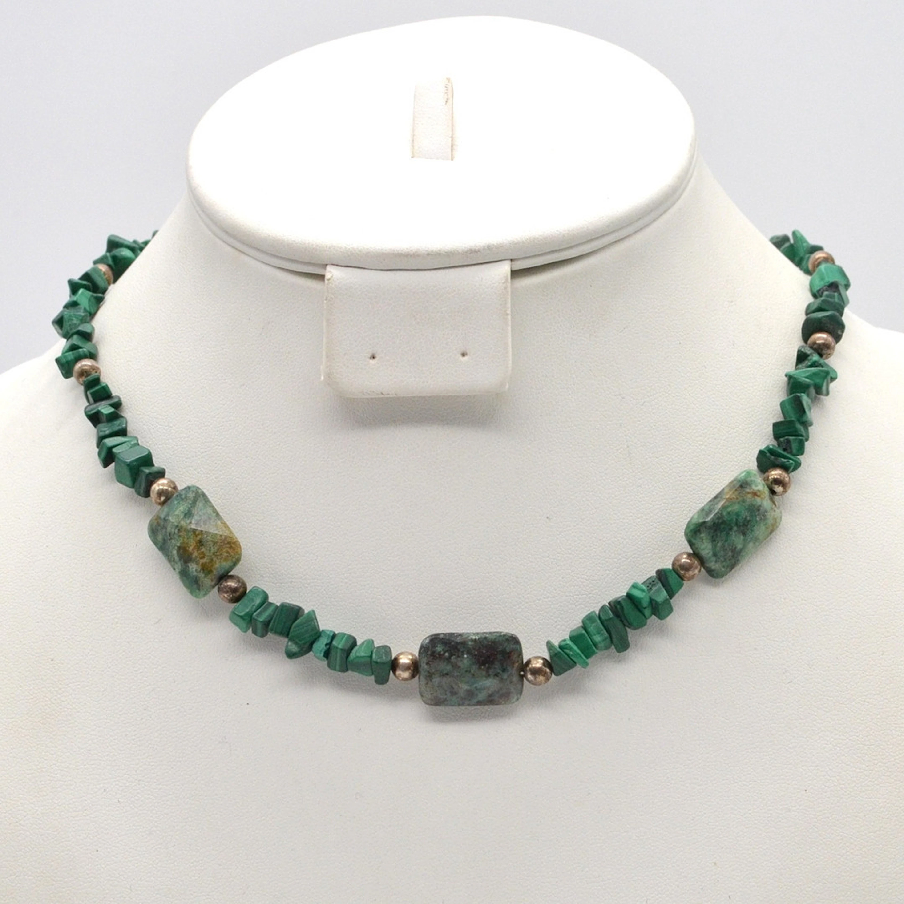 MALACHIT- UND JASPIS-COLLIER, VERSILBERTE PERLEN, METALLFADEN, VERSCHLUSS