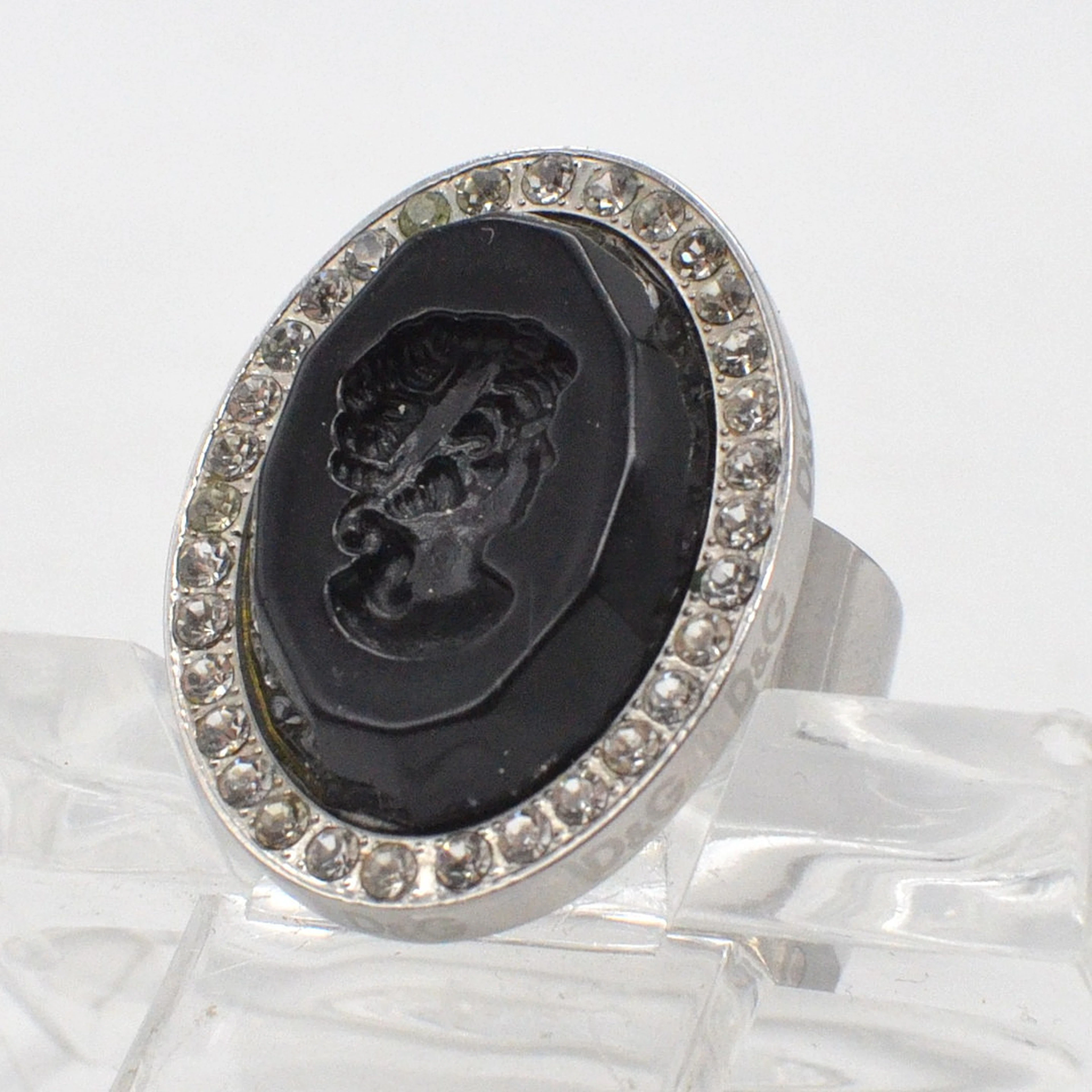 DOLCE & GABBANA, RING MIT KAMEE UND 32 ZIRKONEN, DAMENBÜSTE, NO. 17-18/