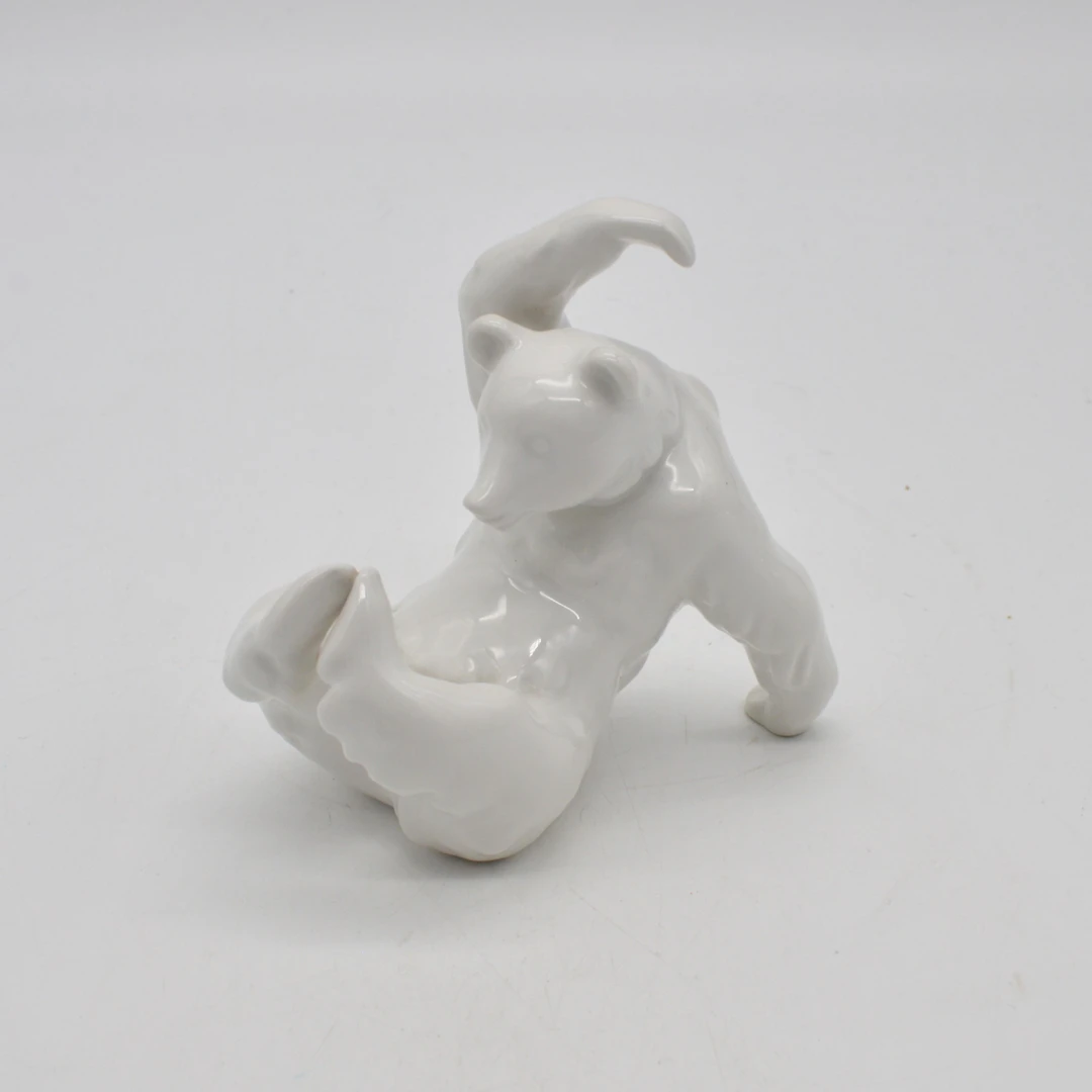 KPM PORZELLAN FIGUR, SPIELENDER BÄR, ZEITGENÖSSISCH, WEISS.