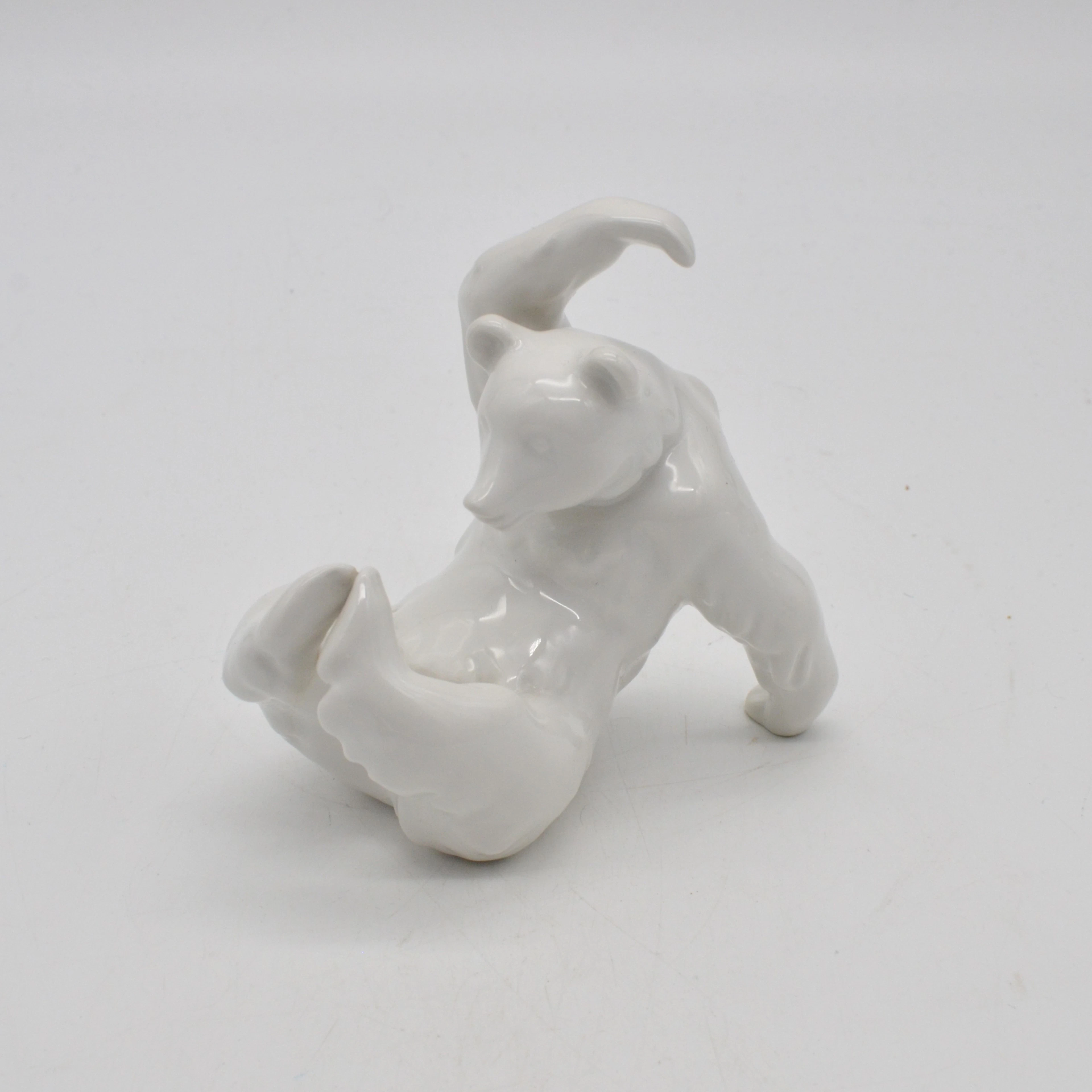 KPM PORZELLAN FIGUR, SPIELENDER BÄR, ZEITGENÖSSISCH, WEISS.
