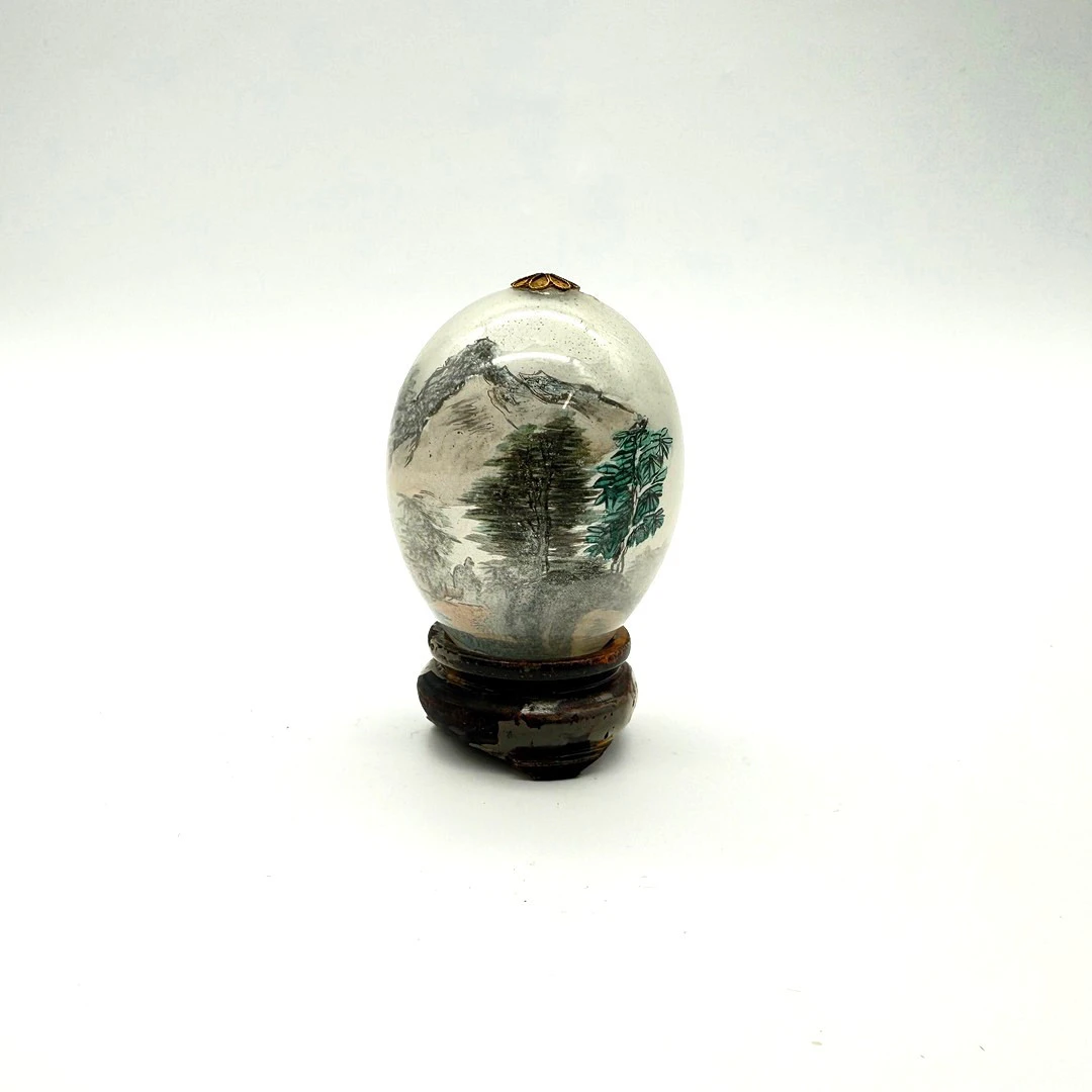 FILIGRANES, VON INNEN BEMALTES DEKO-EI AUS GLAS - BERGLANDSCHAFT - HOLZSTÄNDER.