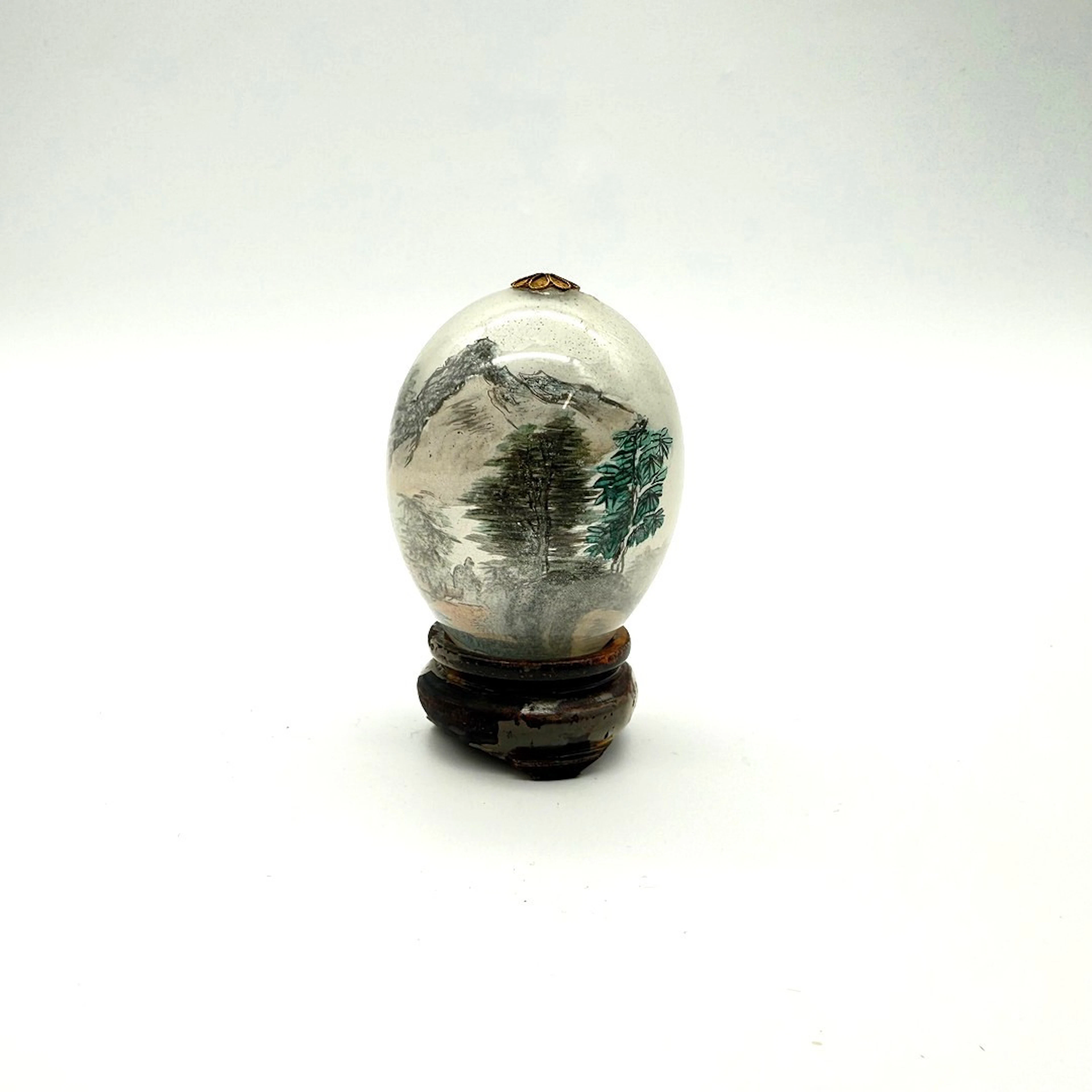 FILIGRANES, VON INNEN BEMALTES DEKO-EI AUS GLAS - BERGLANDSCHAFT - HOLZSTÄNDER.