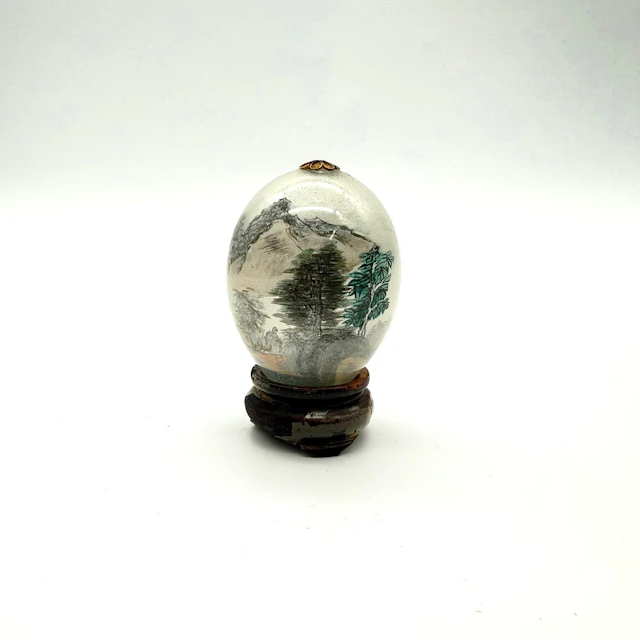 FILIGRANES, VON INNEN BEMALTES DEKO-EI AUS GLAS - BERGLANDSCHAFT - HOLZSTÄNDER.