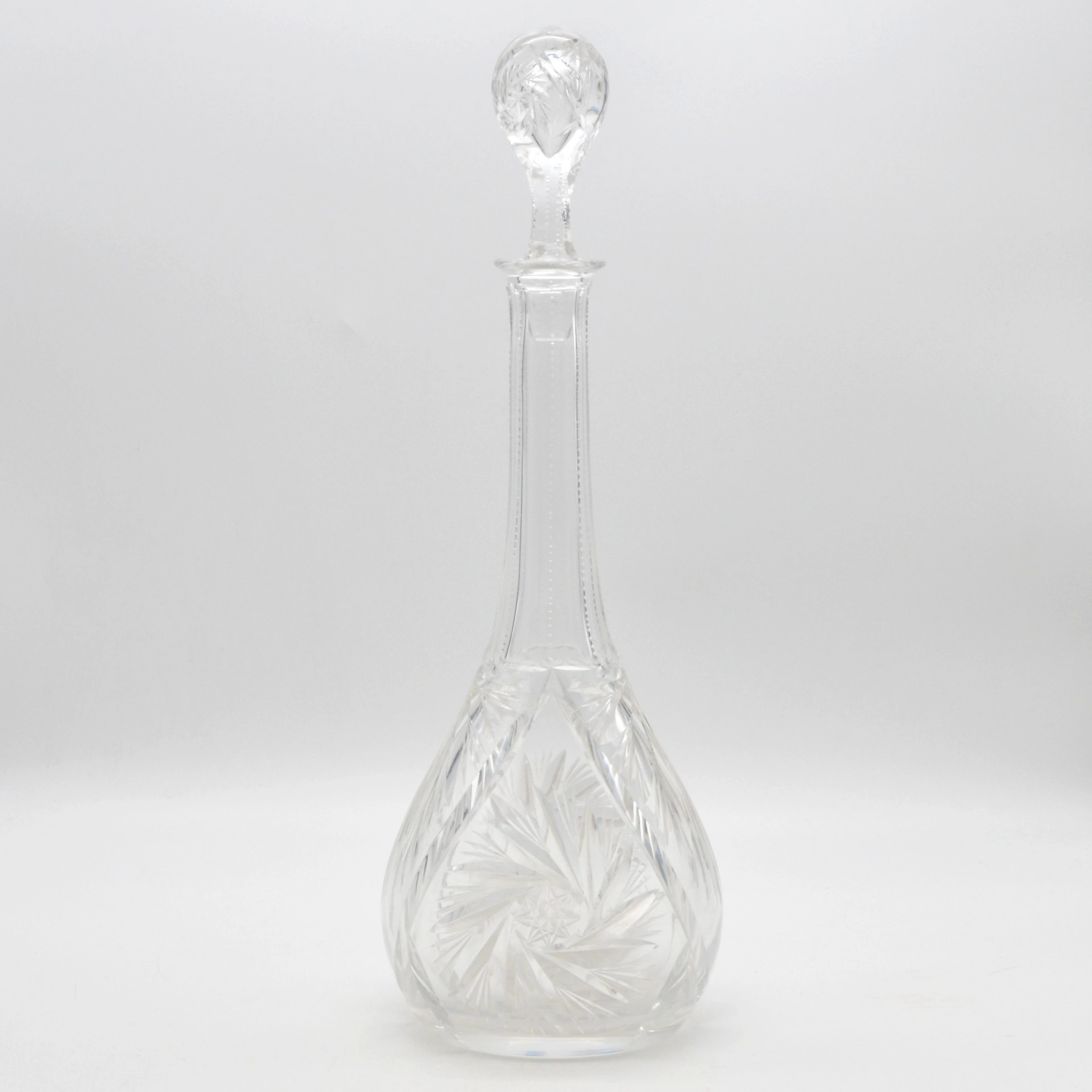 ANTIKER BÖHMISCHER DEKANTER MIT STOPFEN, GLAS, SCHLIFFDEKOR, 19. JAHRHUNDERT.