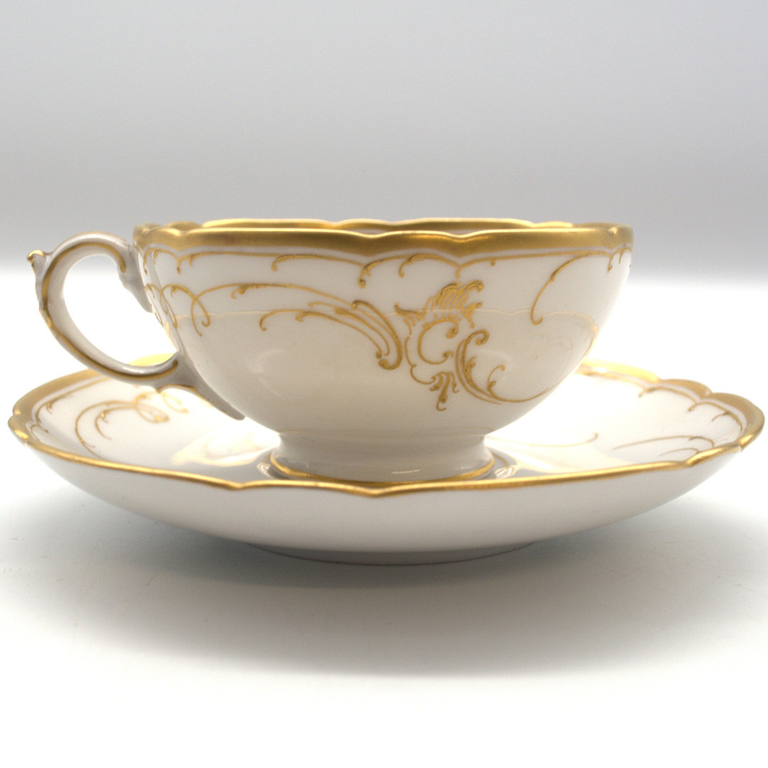 ANTIKE TASSE & UNTERTASSE KPM BERLIN 19. JAHRHUNDERT. MIT GOLDBEMALUNG.
