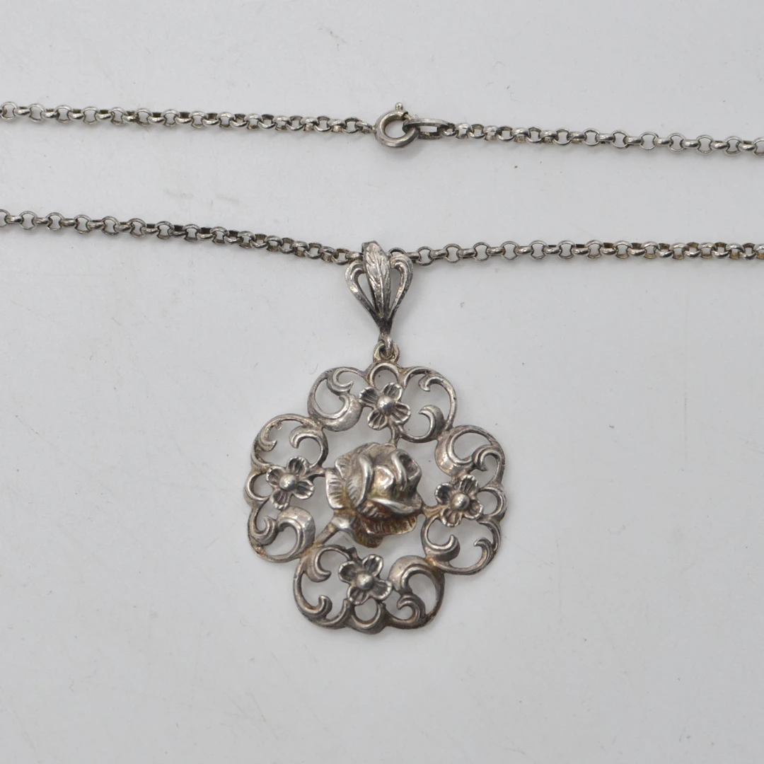 DESIGNERCOLLIER AUS 835ER SILBER, ROSENANHÄNGER UND ERBSENKETTE, FRÜHES