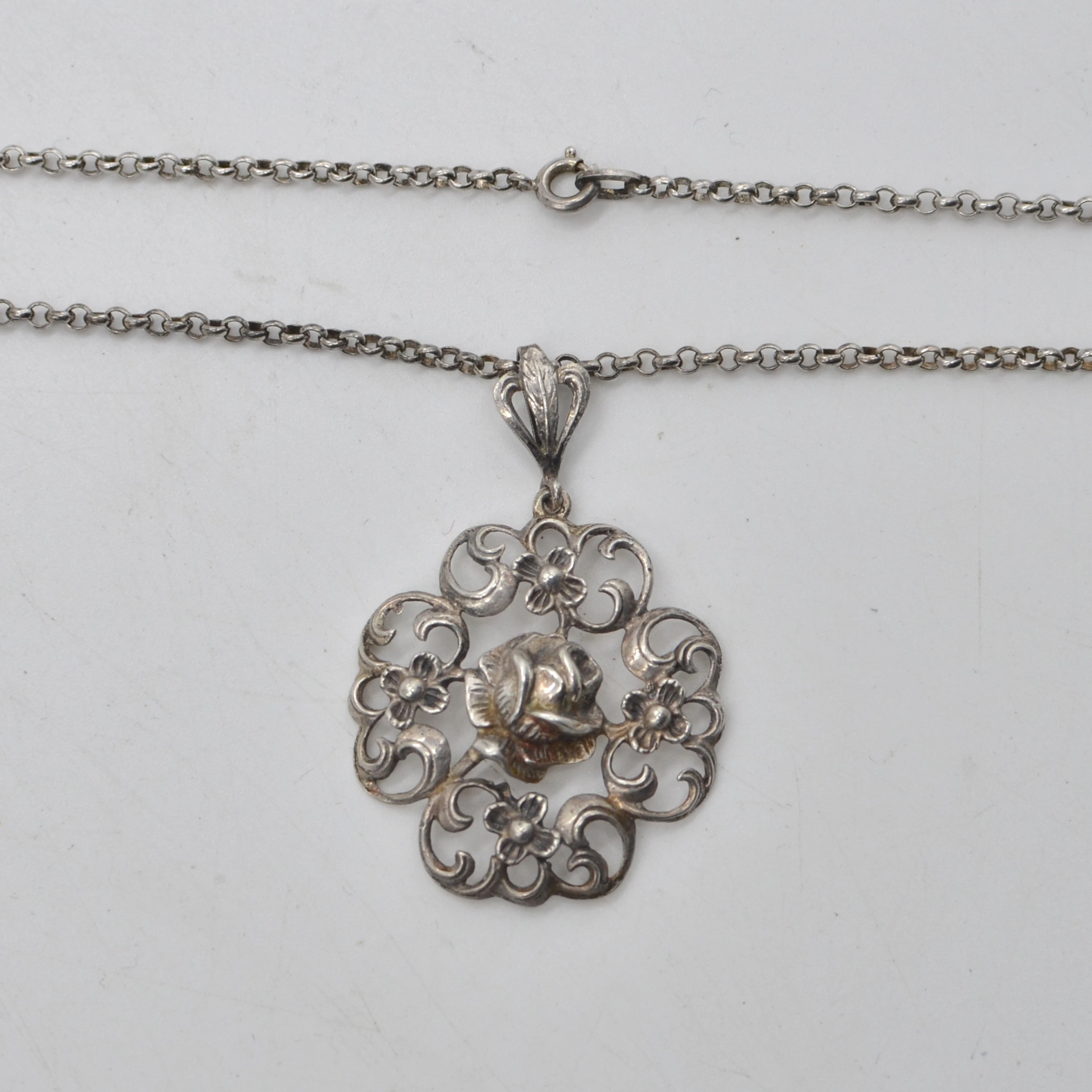 DESIGNERCOLLIER AUS 835ER SILBER, ROSENANHÄNGER UND ERBSENKETTE, FRÜHES