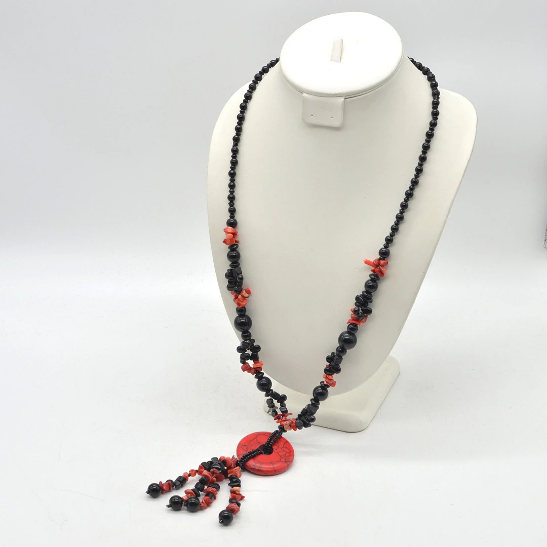 COLLIER MIT ROTER BAMBUSKORALLE, HANDGEMACHTE PERLEN AUS GLAS, IN