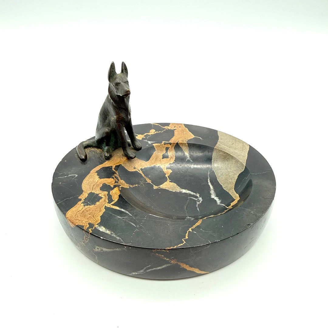 ART DECO ASCHENBECHER AUS MARMOR MIT SCHÄFERHUND BRONZE.