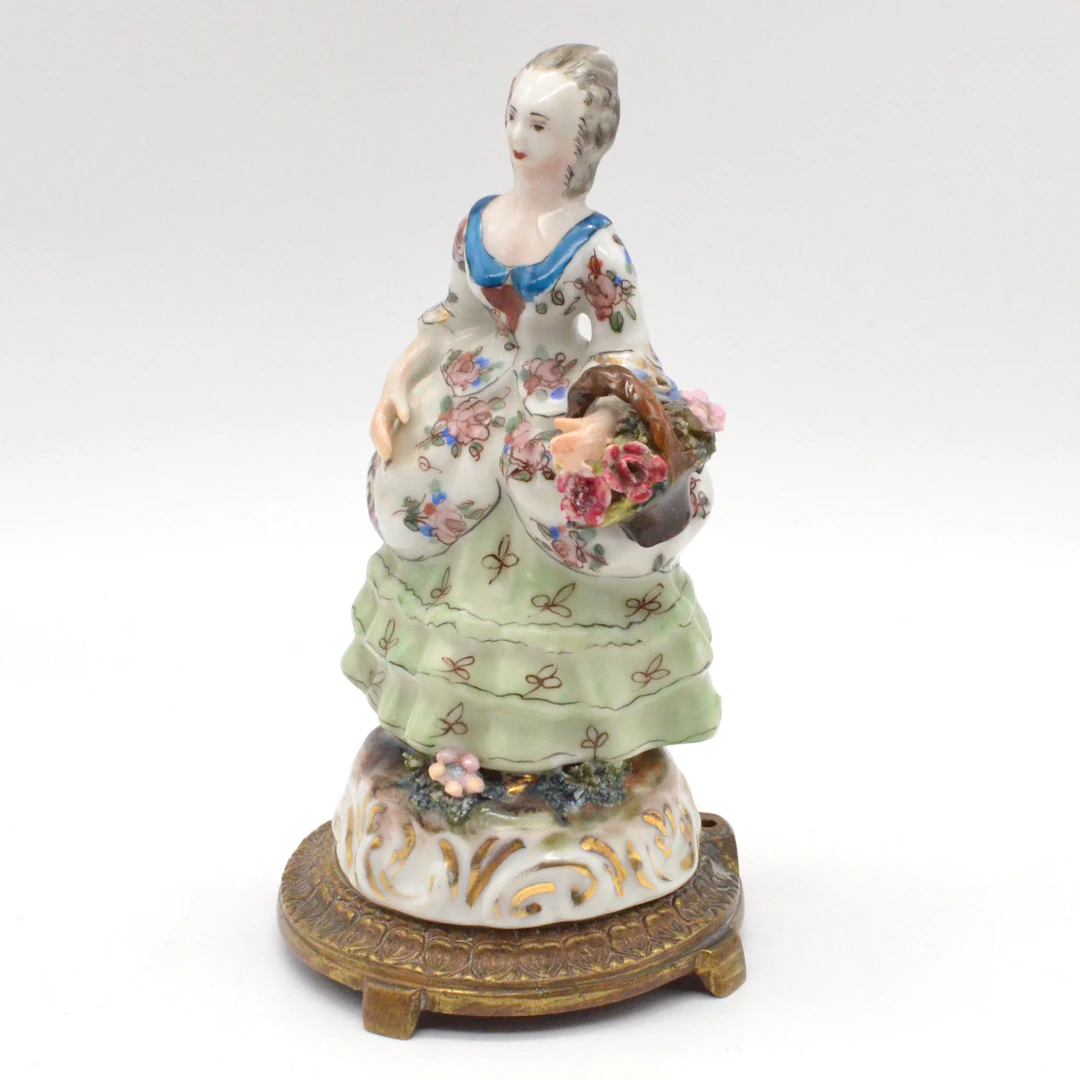 "FRAU MIT BLUMENKORB", FRANZÖSISCHE TAFELDEKORATION AUS PORZELLAN
