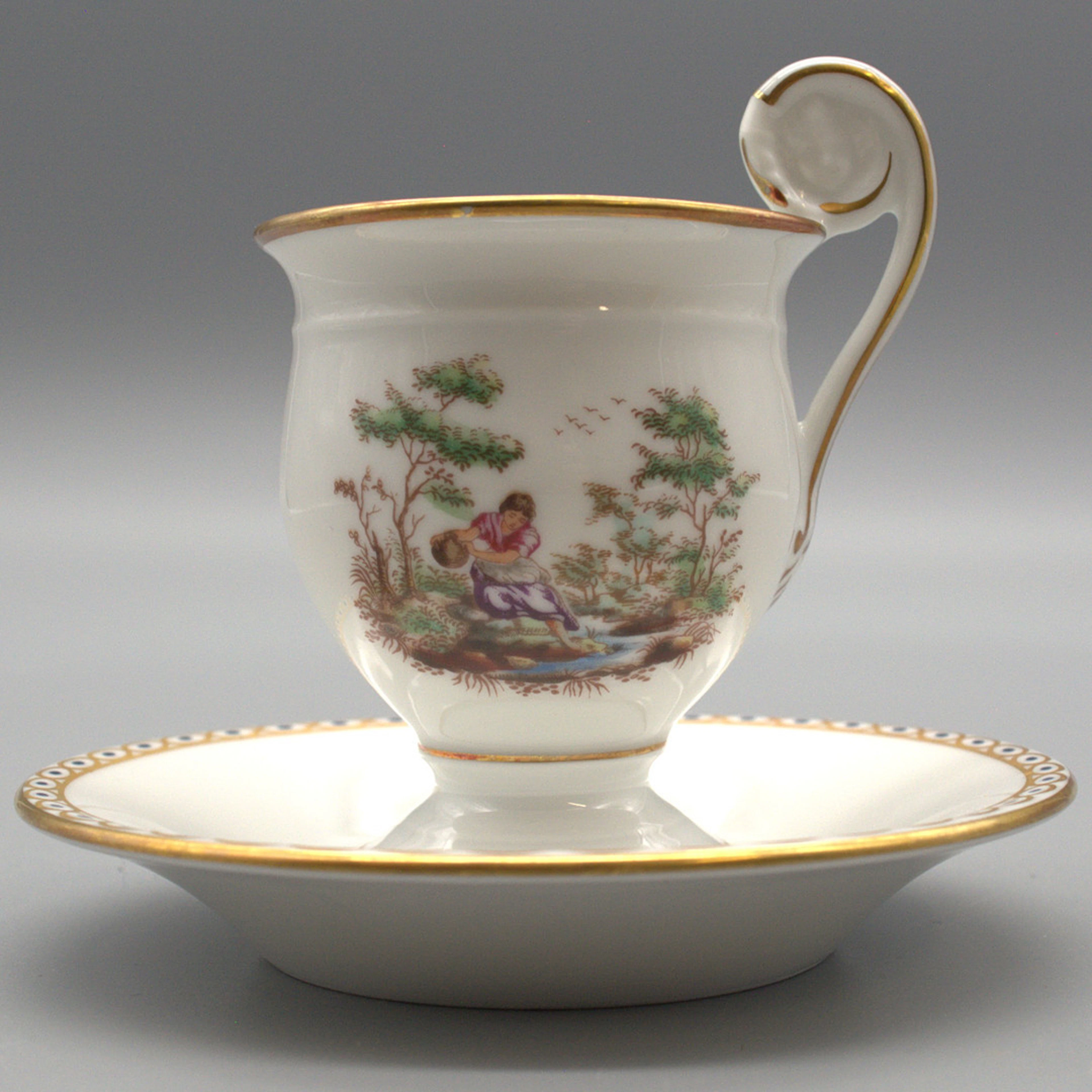 RICHARD GINORI. SET AUS TASSE UND UNTERTASSE, HANDBEMALT MIT GOLDRAND