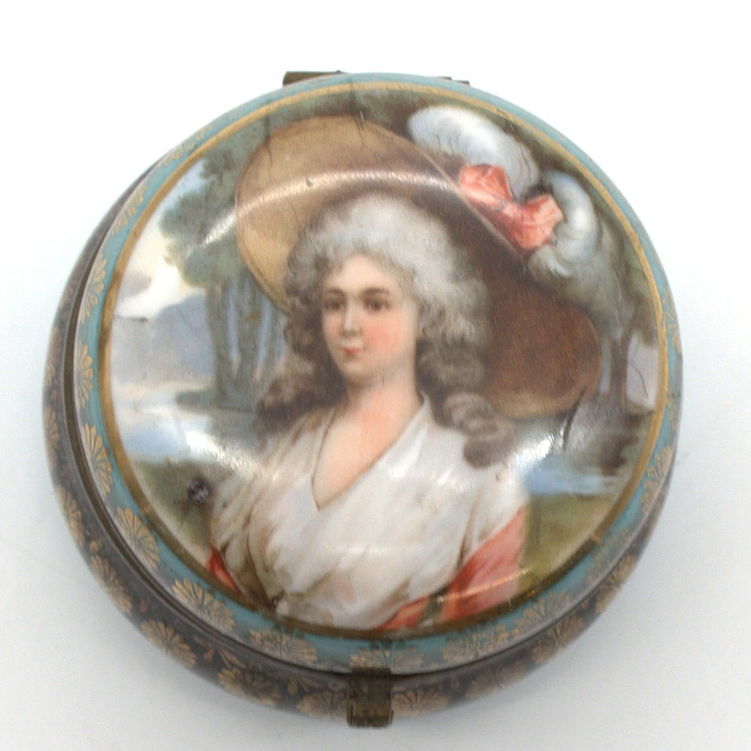 PORZELLANDOSE MIT GOLDVERZIERUNGEN, IN MESSING FASSUNG PORTRAIT EINER