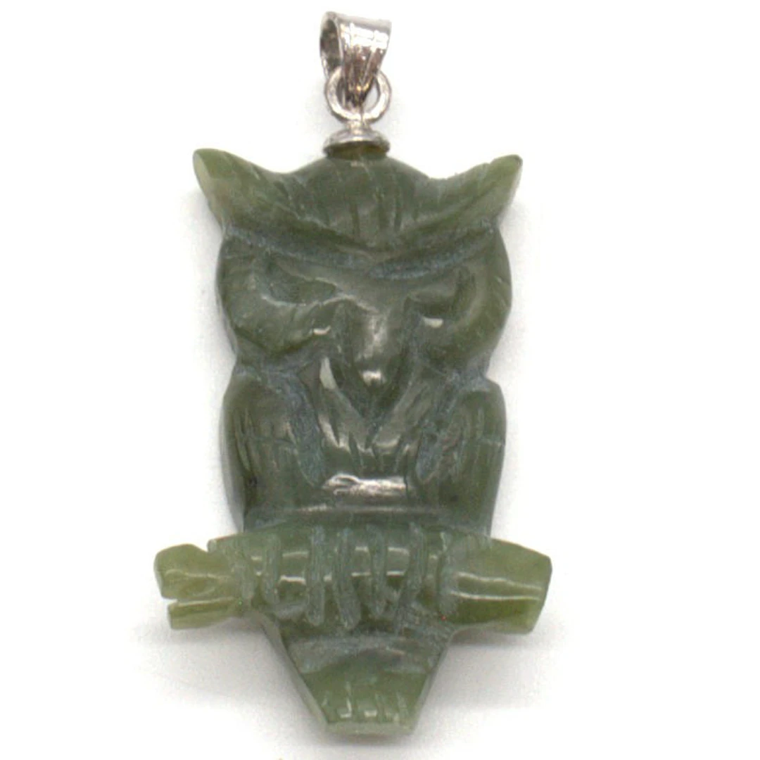 ANHÄNGER AUS JADE ALS PLASTISCHE EULE MIT 800 SILBER ÖSE, CHINA 20.